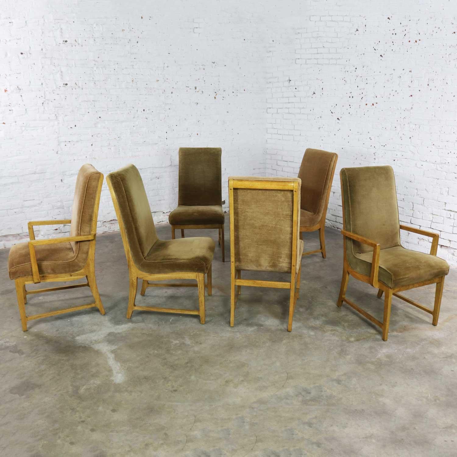 Awesome set of 6 vintage modern style scoop seat dining chairs in coffee-with-cream colored velvet by Flair for Hibriten. Flair was a division of Bernhardt Furniture. There are two armed host chairs and four armless side chairs. All are in wonderful