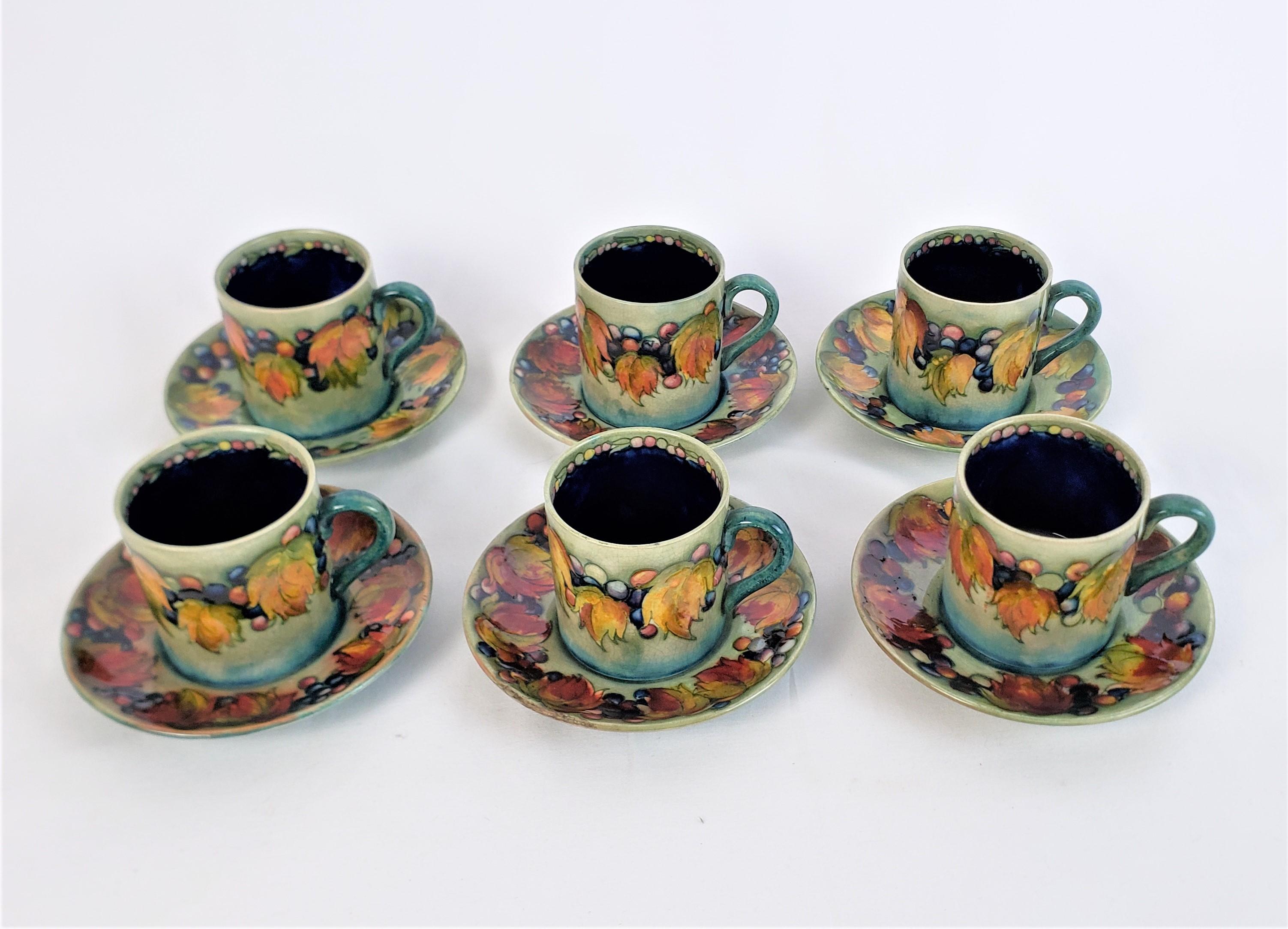 6 Moorcroft Art Pottery Demitasse Tasse & Untertasse Sets in der Leaf & Berry Pattern (Arts and Crafts) im Angebot