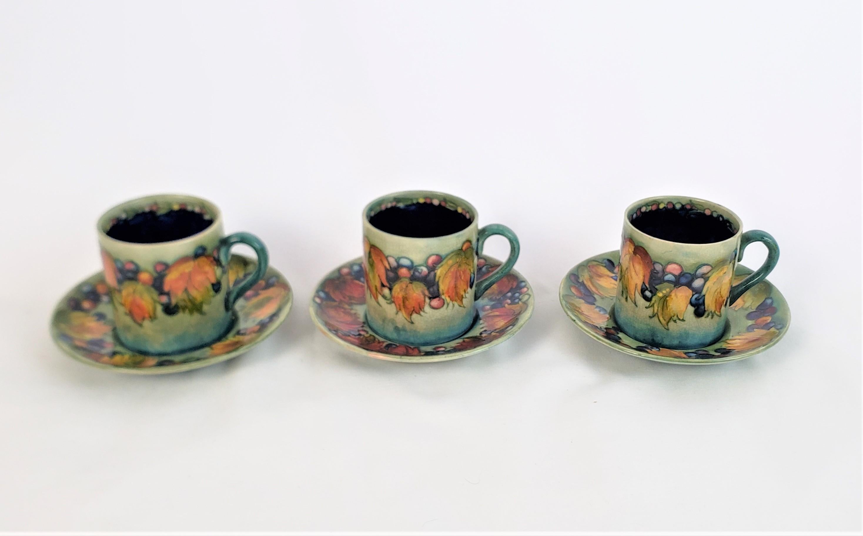 6 Moorcroft Art Pottery Demitasse Tasse & Untertasse Sets in der Leaf & Berry Pattern (Englisch) im Angebot