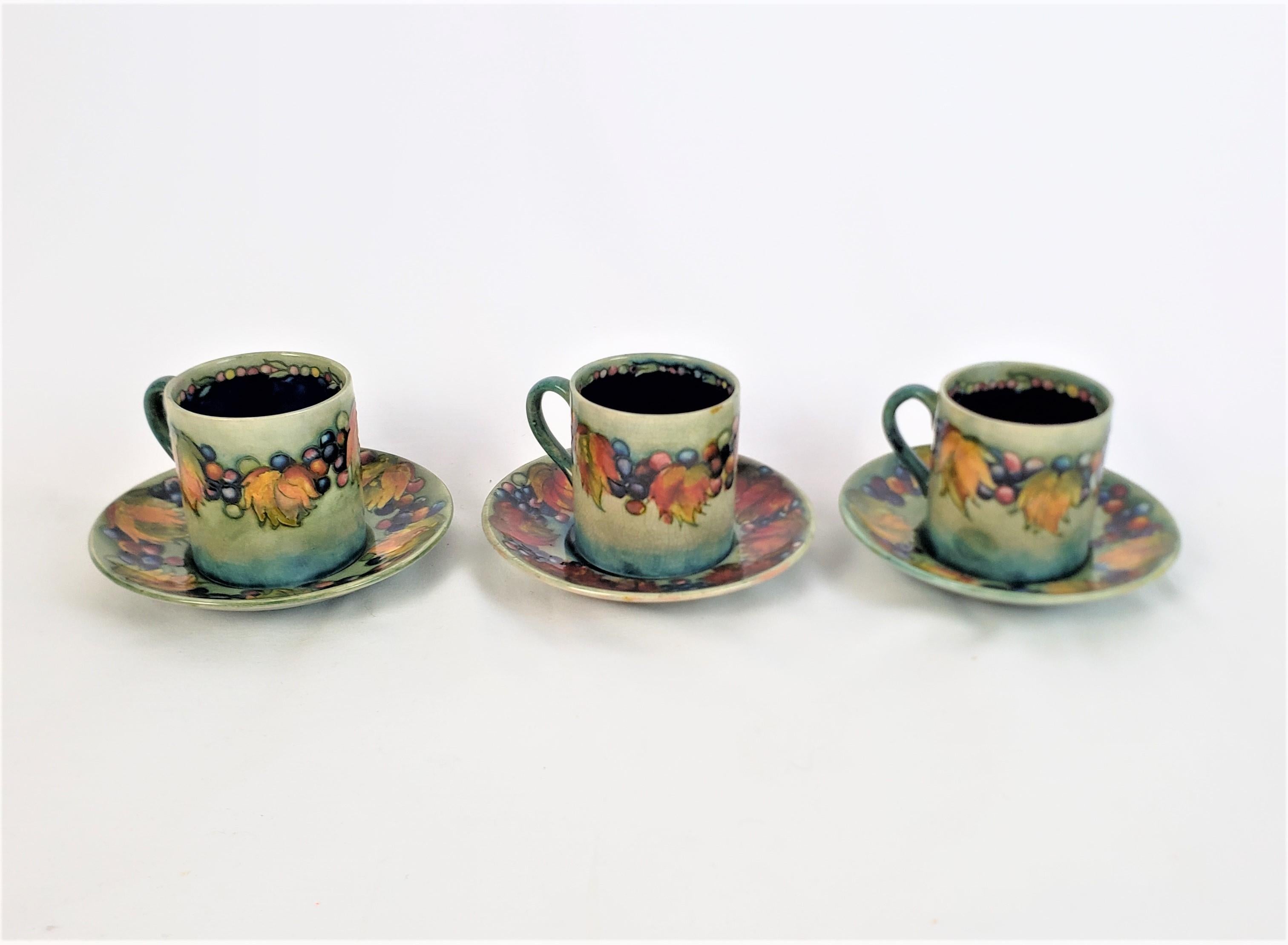6 Moorcroft Art Pottery Demitasse Tasse & Untertasse Sets in der Leaf & Berry Pattern (Handgefertigt) im Angebot