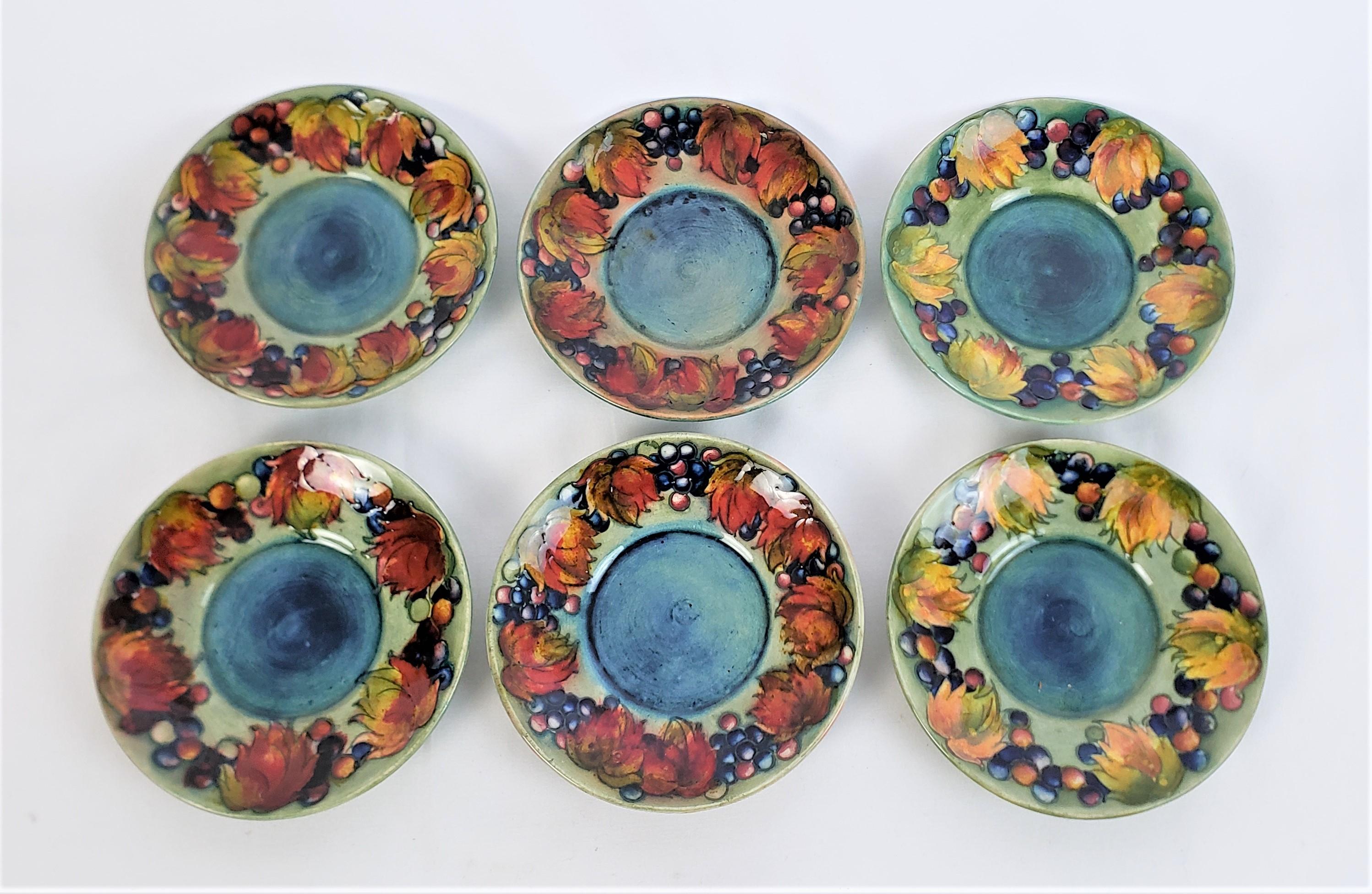 6 Moorcroft Art Pottery Demitasse Tasse & Untertasse Sets in der Leaf & Berry Pattern (Töpferwaren) im Angebot