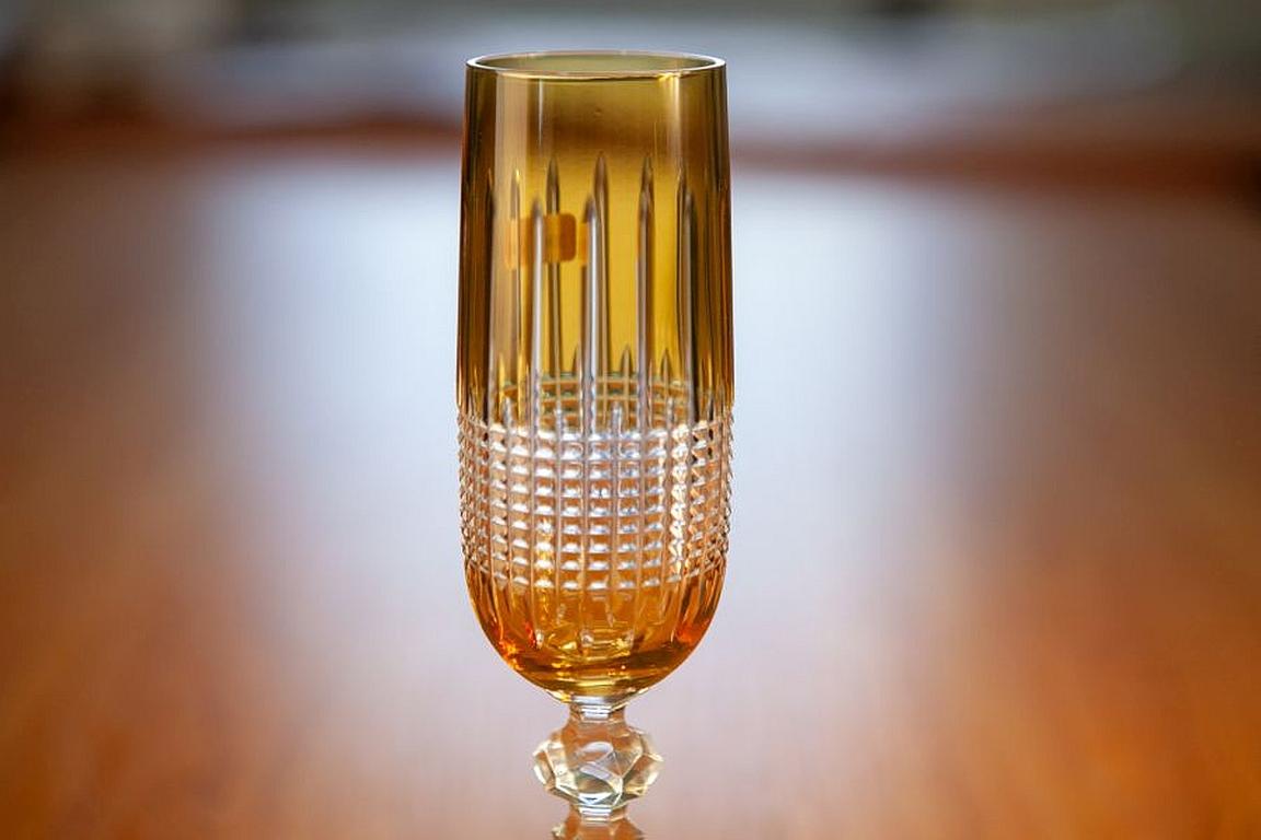 Set of 6 Cristal Champagne Glasses in Mix Colors (6.1 fl_oz_us) In New Condition For Sale In Opole, PL