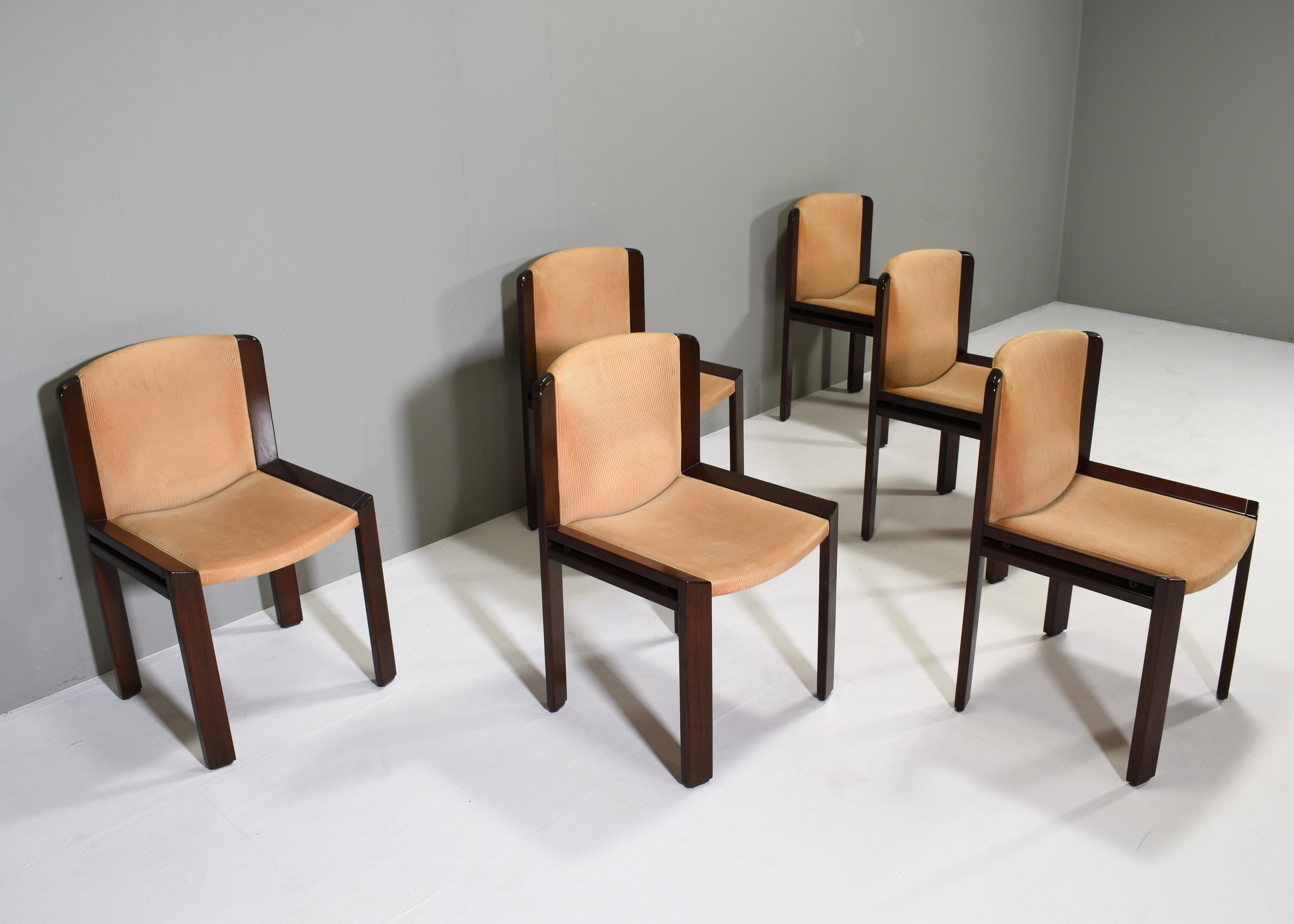 Der Joe Colombo Model 300 Chair ist ein eindrucksvolles Beispiel für modernes Design aus der Mitte des Jahrhunderts, das innovative Funktionalität mit zeitloser Ästhetik verbindet. Entworfen von dem berühmten italienischen Industriedesigner Joe
