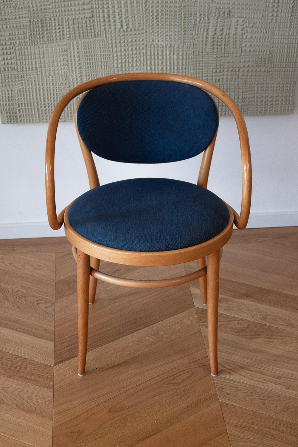 The Thonet 209 is a timeless classic. The brother Thonet designed this elegant Chair design already in 1900. This chair has a simple and minimal aesthetic which almost gives the chair a sculptural feel. 

The Swiss architect Le Corbusier used to