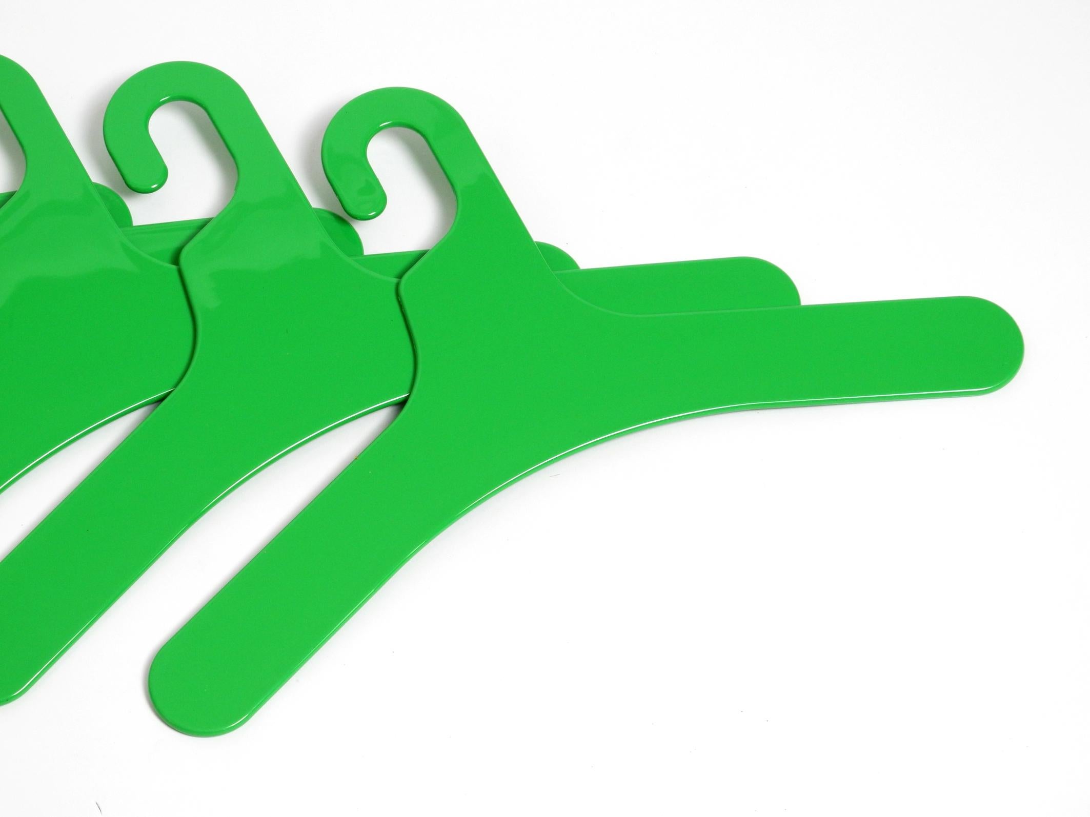 6 original unused green plastic clothes hangers from the 1970s by Ingo Maurer  In Good Condition In München, DE
