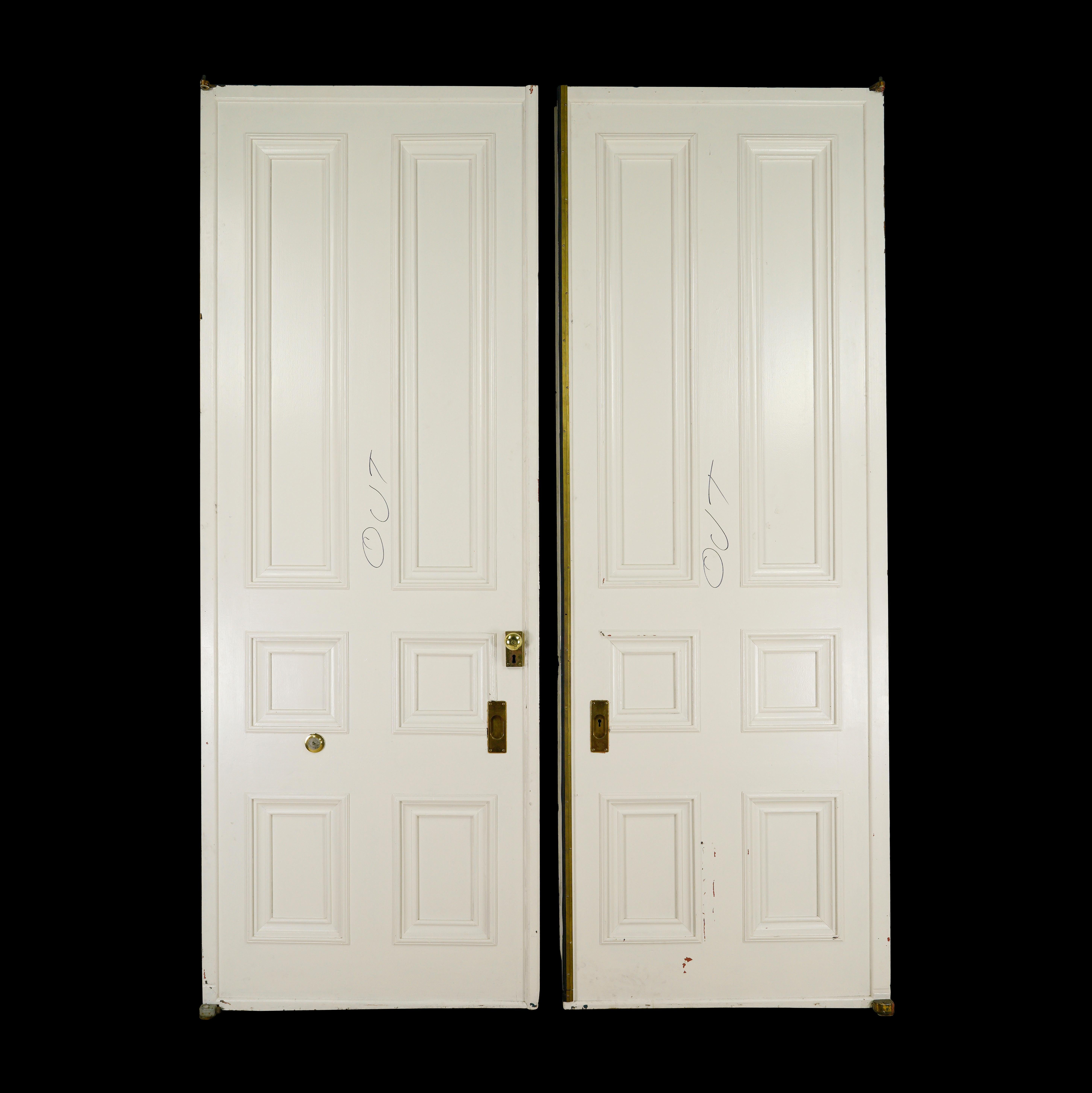 Le design à six vitres ajoute une touche classique, tandis que les ferrures en laiton d'origine contribuent à leur caractère vintage. Qu'elles soient utilisées comme élément décoratif ou pour cloisonner un espace, ces doubles portes battantes