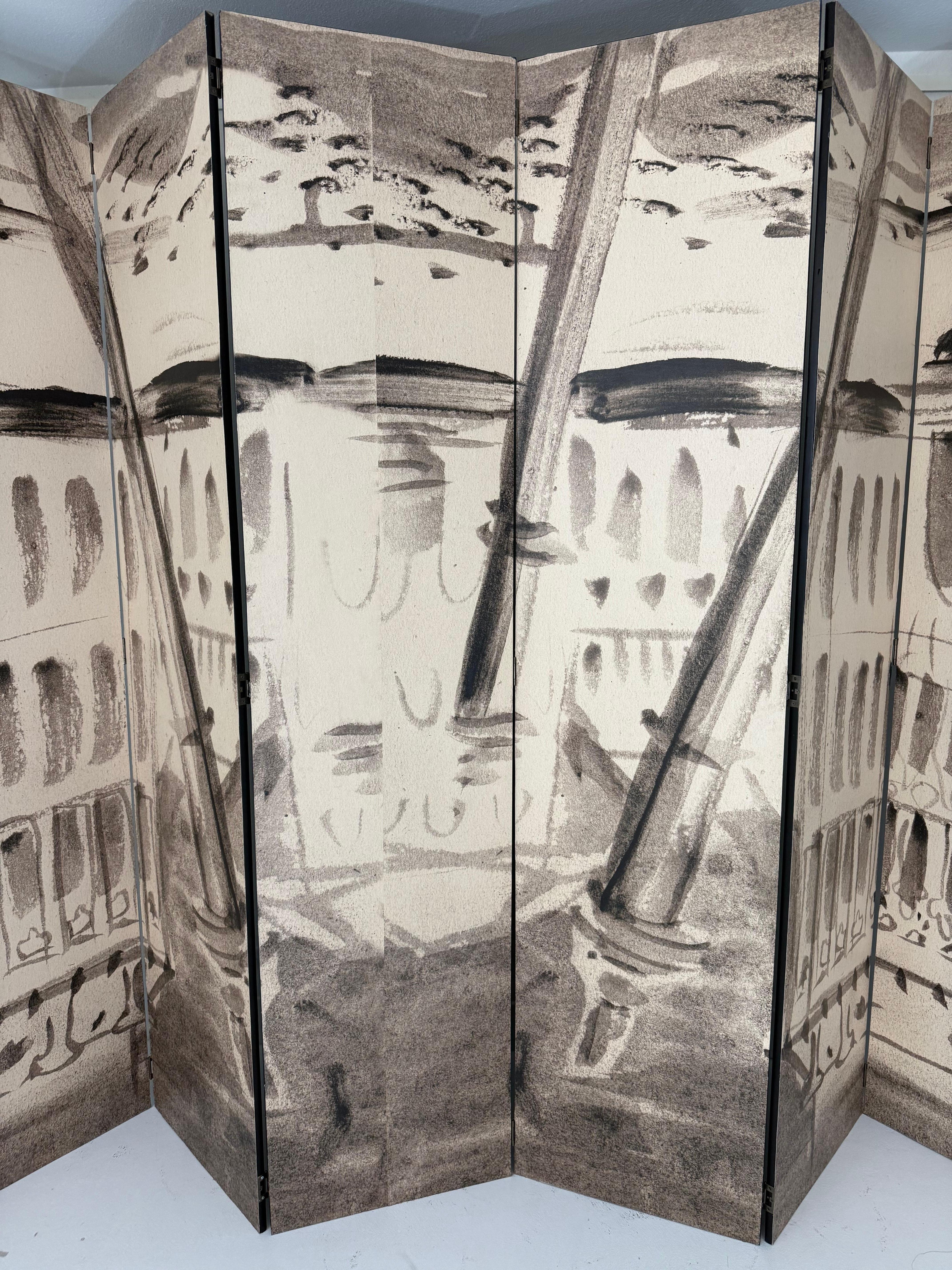 Un paravent à six panneaux, spectaculaire et visuellement captivant, créé par l'emblématique designer Tony Foldes, avec une reproduction imprimée à grande échelle de son aquarelle originale de Venise. La composition architecturale, riche en