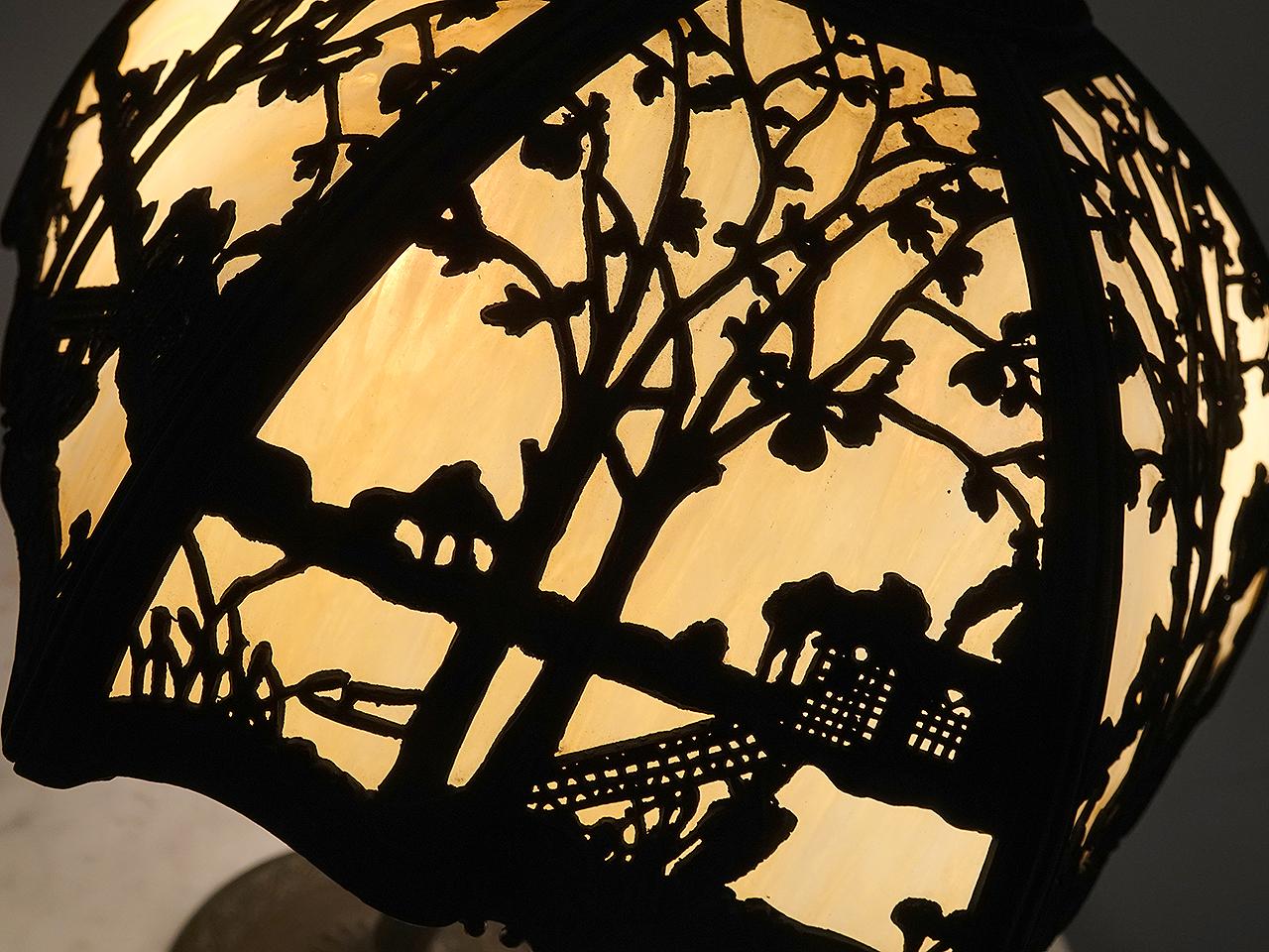 6 Tafel-Tischlampe aus geschmolzenem Glas mit filigranem Landschafts-Overlay (Arts and Crafts) im Angebot