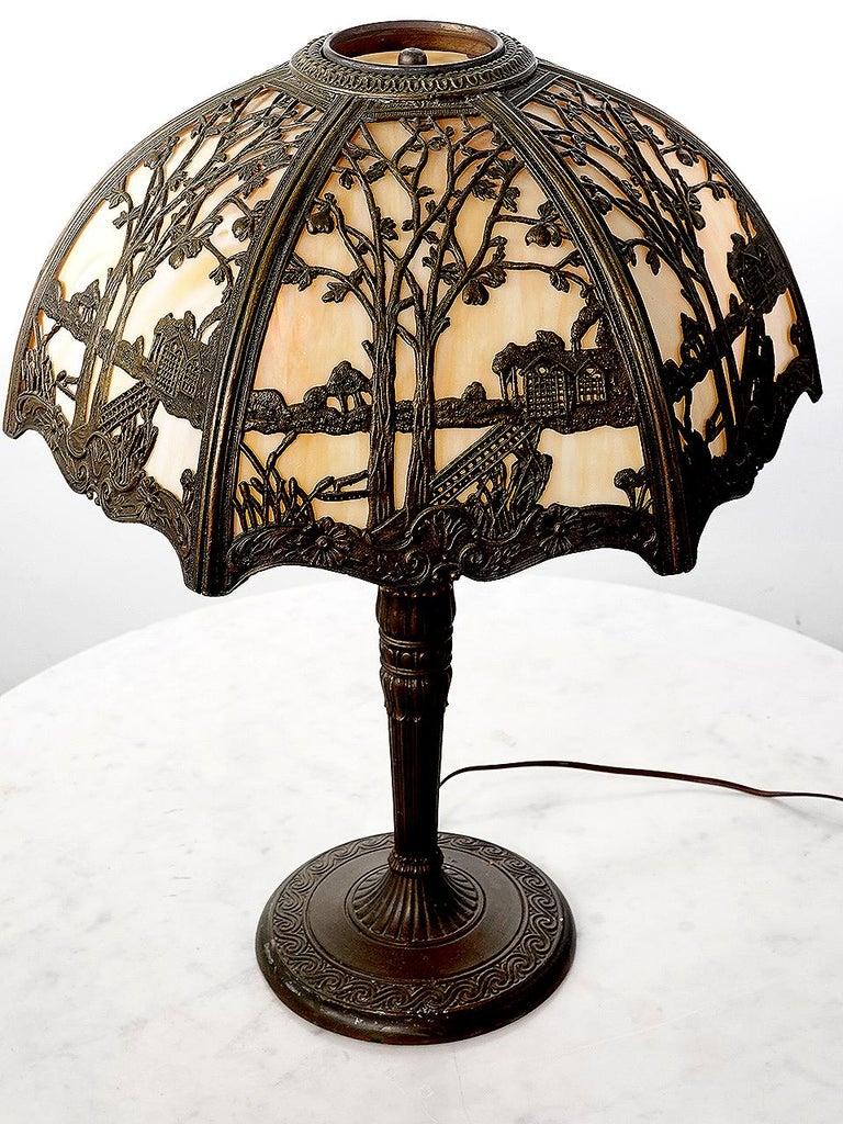 Arts and Crafts Lampe de bureau à 6 panneaux en verre affaissé avec superposition de paysage filigrane en vente