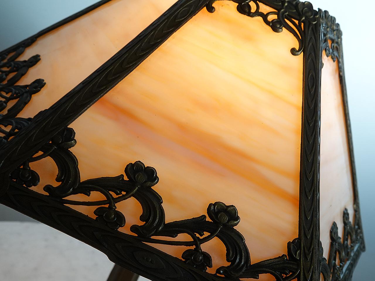 6 Tafel-Tischlampe aus Buntglas mit floralem Filigran-Overlay (Arts and Crafts) im Angebot