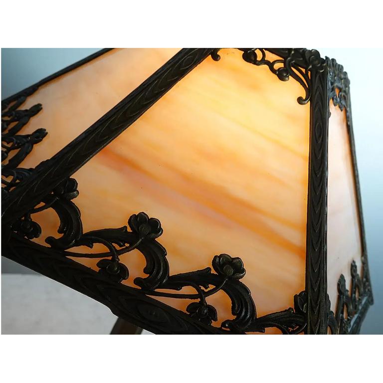 Arts and Crafts Lampe de table en verre teinté à 6 panneaux avec incrustation florale filigrane en vente