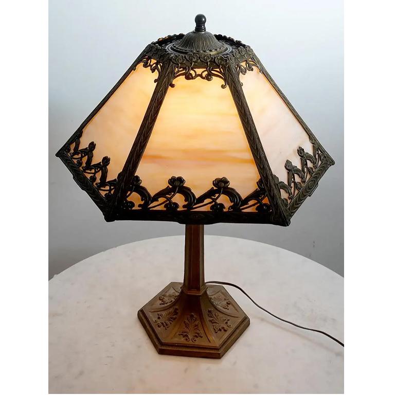 Américain Lampe de table en verre teinté à 6 panneaux avec incrustation florale filigrane en vente