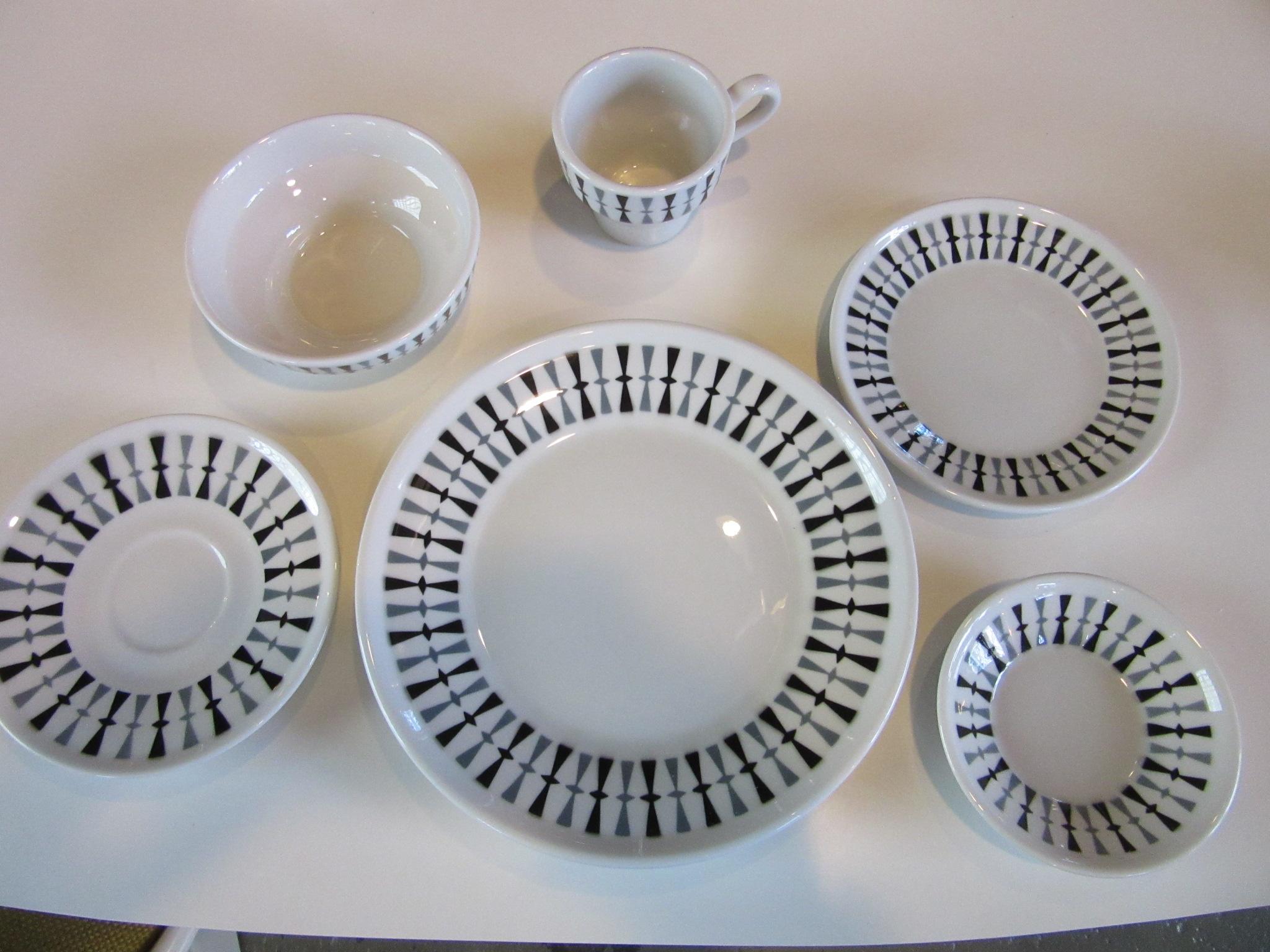 6 Paul McCobb 6-Piece Contempri Place Settings by Jackson China Co. In Good Condition In Cincinnati, OH