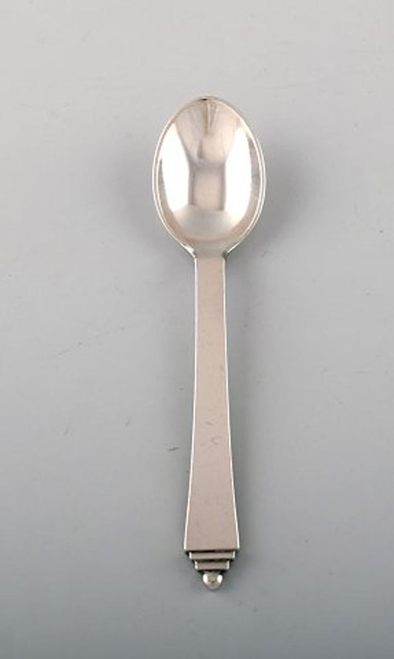 6 pcs Georg Jensen Pyramid coffee spoon / mocha spoon.
Sterling silver.
Designed by Harald Nielsen.
In perfect condition.
Measures 9,7 cm.
Stamped 1945-1951.
