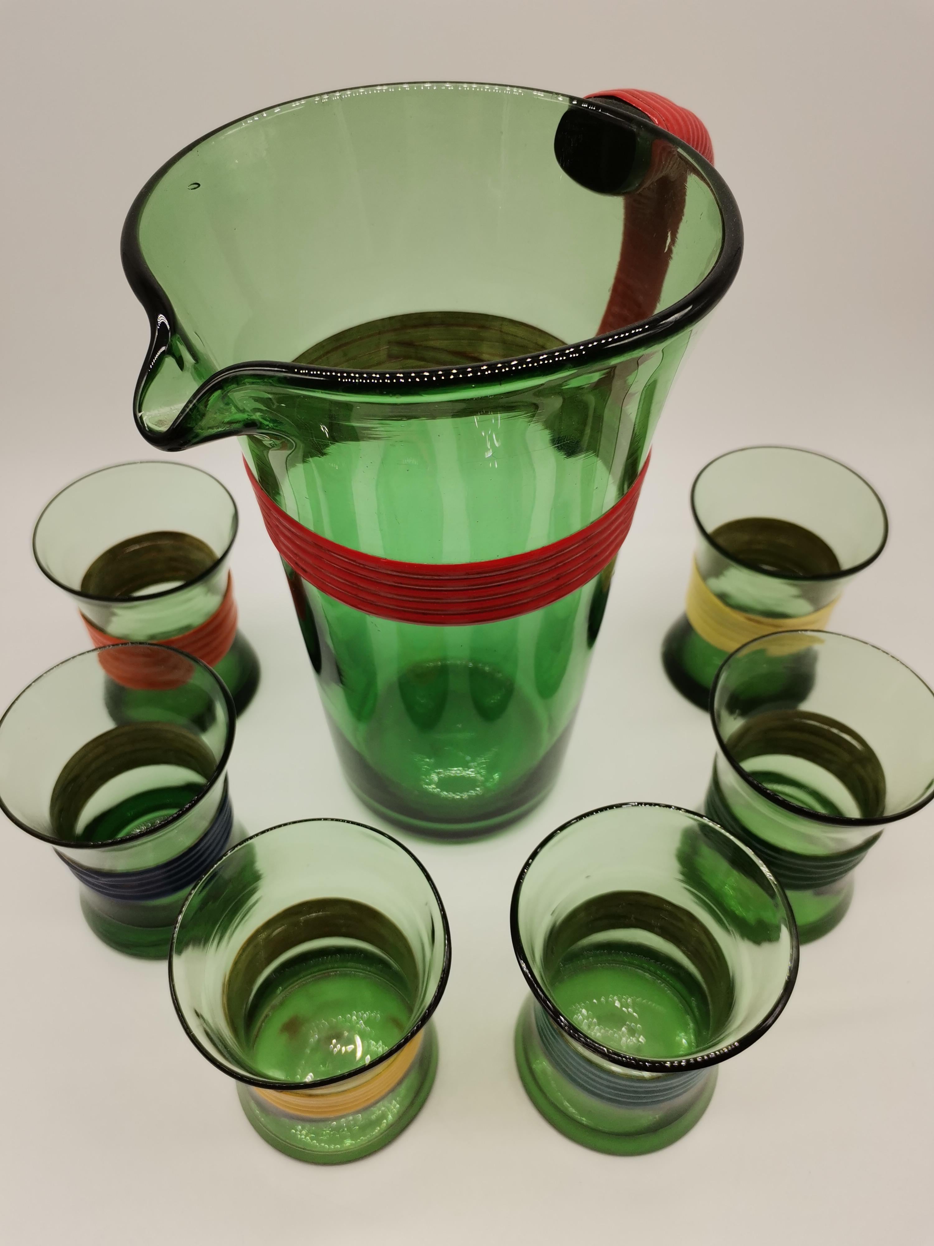 Six small glasses with a carfe.