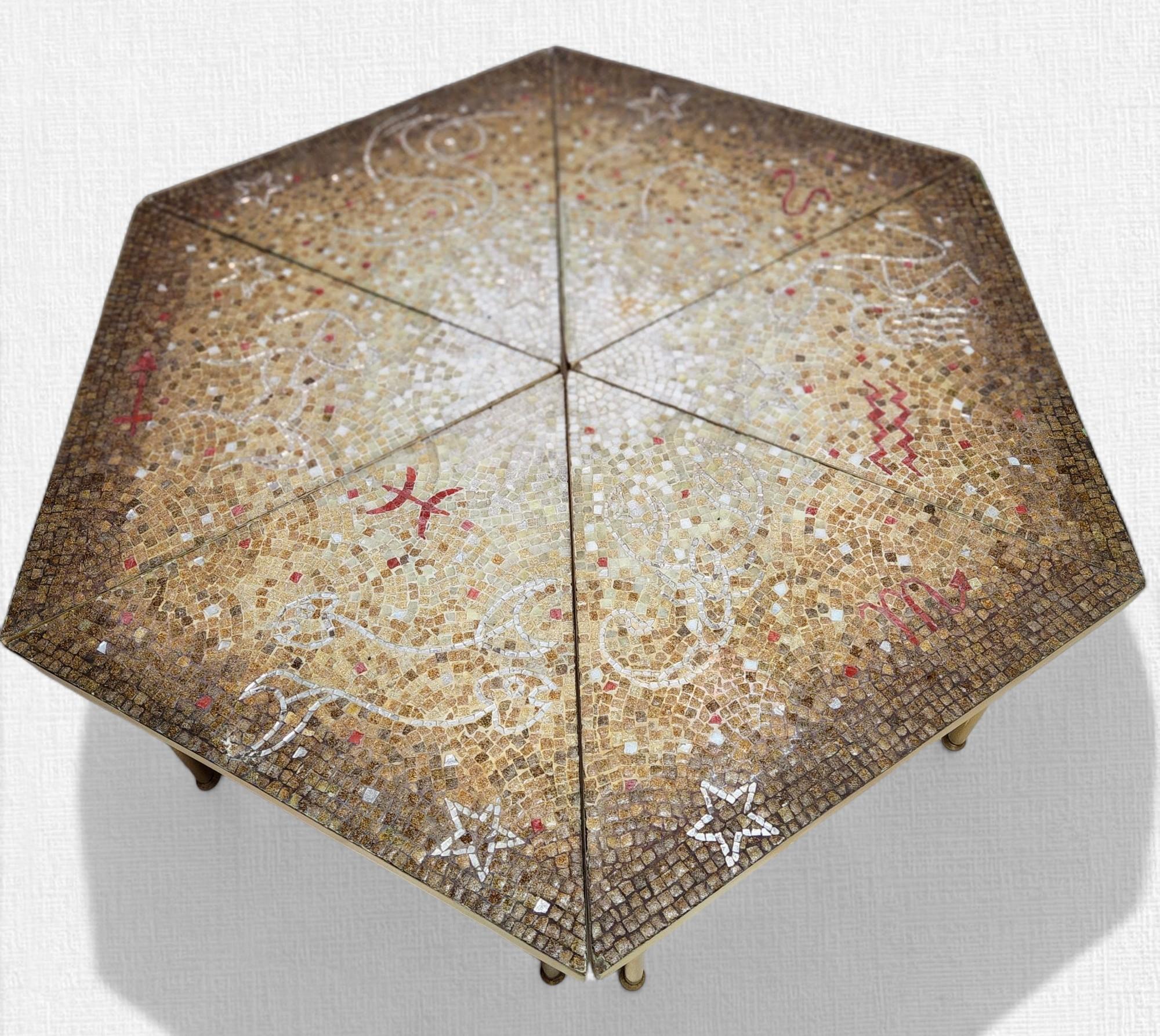 Sechsteiliger Studio Mosaik Tisch von Genaro Alvarez bestehend aus. Aufwendig eingelegte Glasmosaikmotive, die den 6 Sternbildern des Zodiacs nachempfunden sind, auf sechs dreieckigen, austauschbaren Mahagonisockeln, die in den 1950er Jahren im