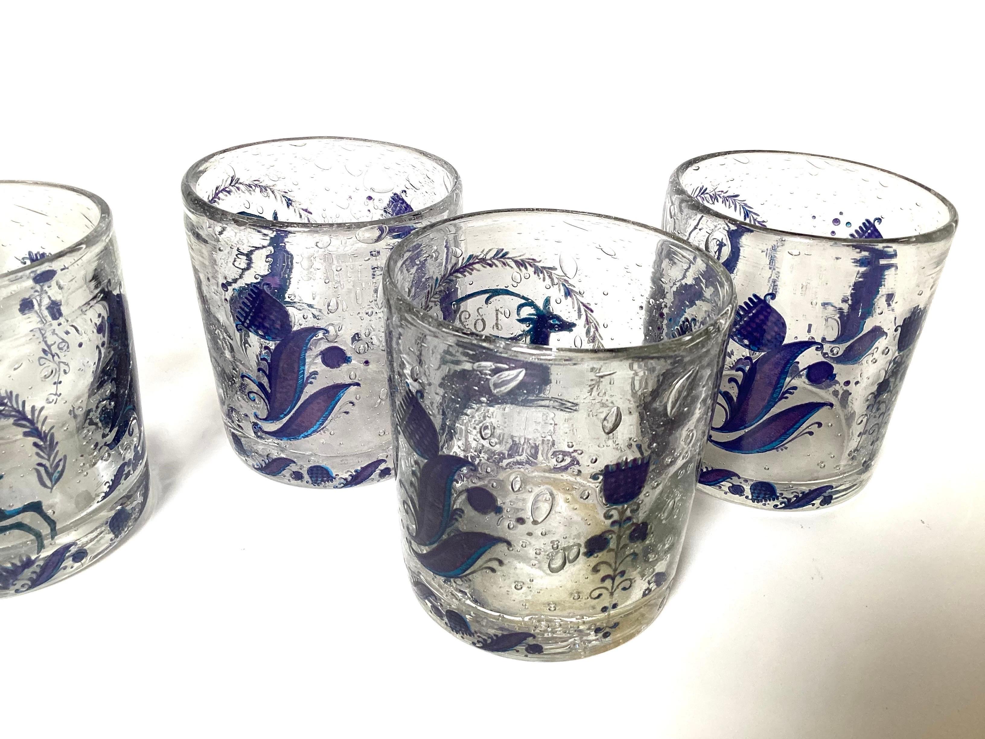 Splendido set di decanter da 6 pezzi (decanter e 6 bicchieri da roccia.  Soffiato a mano in blu e decorato con alci in corsa e fiori.