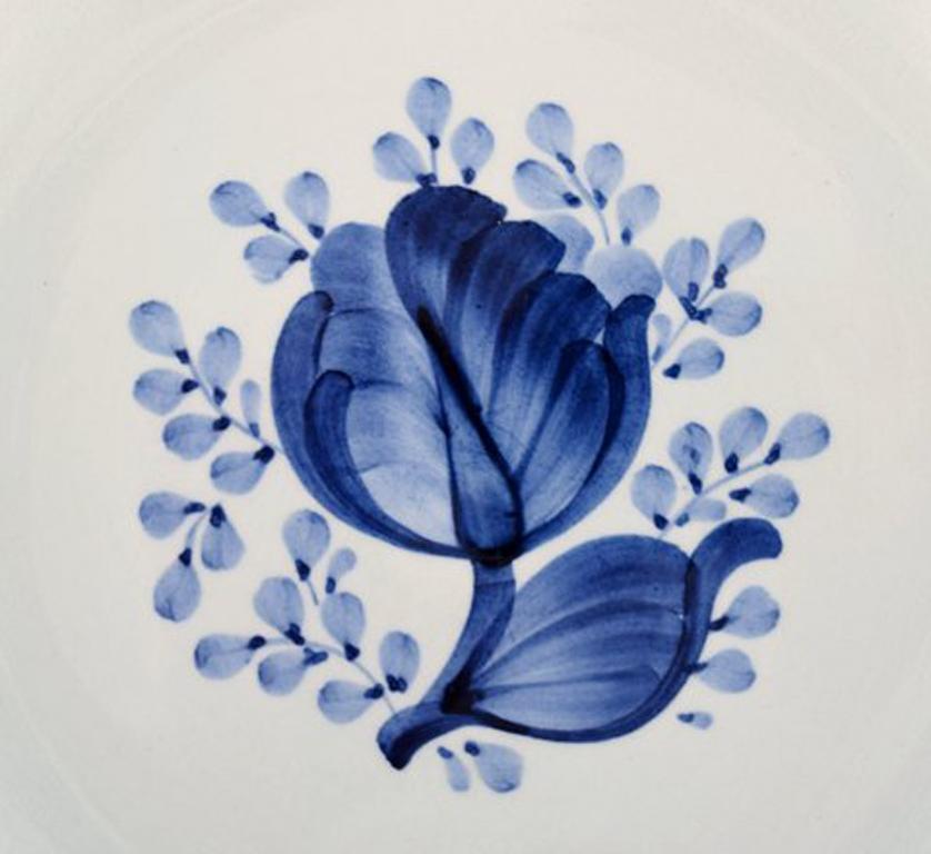 6 pieces deep plates/soup plates, model number 11/947. Aluminia, Tranquebar. Light blue faience with dark blue tulip and braided rim by Christian Joachim.
Produced from 1914-1969, where it went to Royal Copenhagen.
Hand painted.
In very good