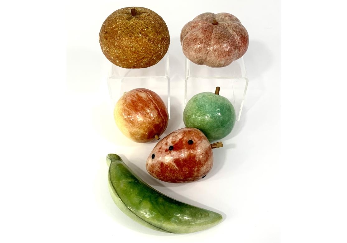 Seis piezas de fruta de hueso, muy probablemente procedentes de Italia, entre ellas: 
Plátano verde, 15 cm L, desgaste menor en los extremos
Melocotón bicolor, tallo de madera, 3 1/4