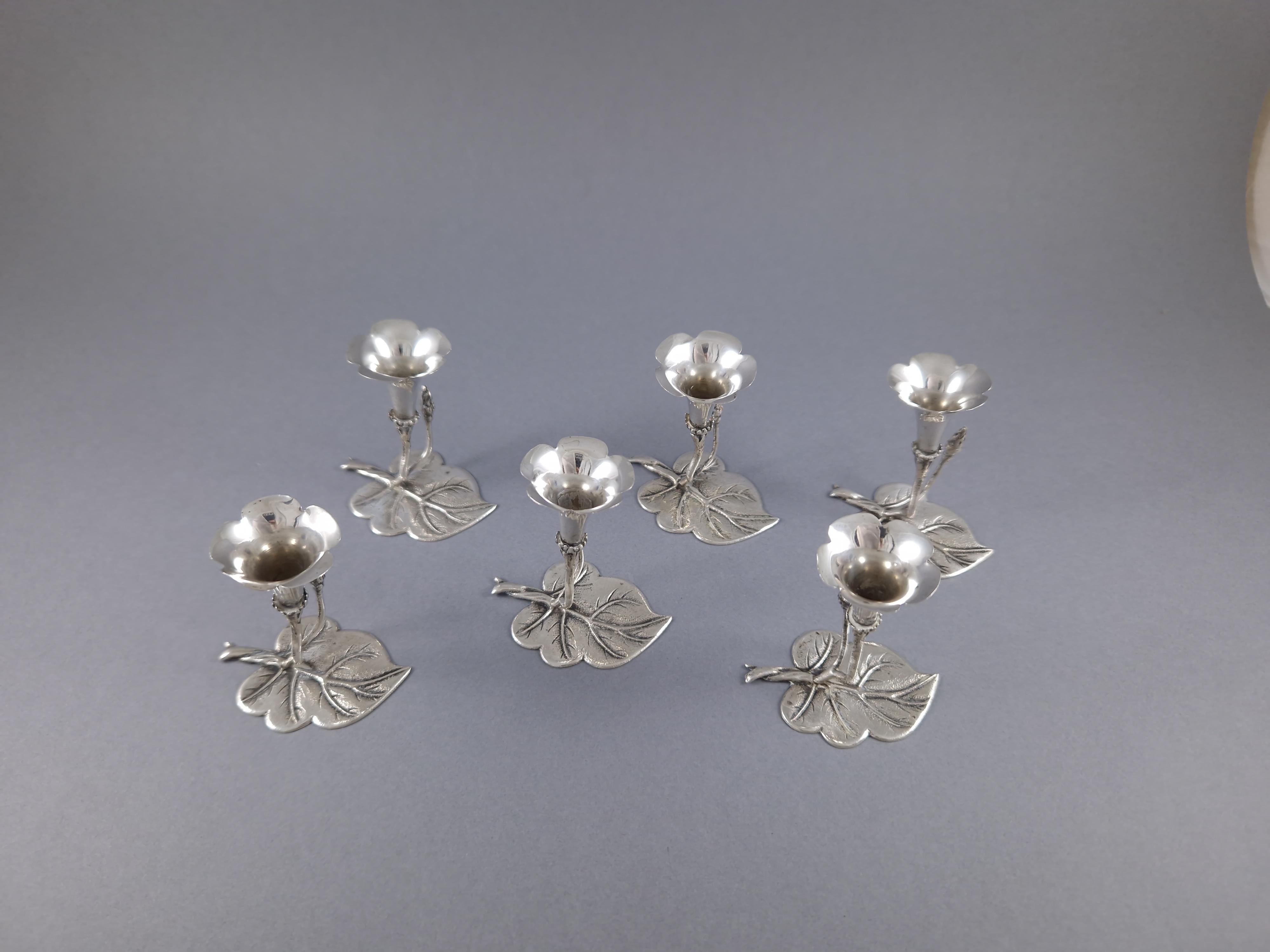 Set of 6 place card holders and bouquet holders in Sterling silver in the shape of flowers and leaves 
Silver hallmark 800 
Height: 5.6 cm 
Length: 5.1 cm 
Weight: 89 grams