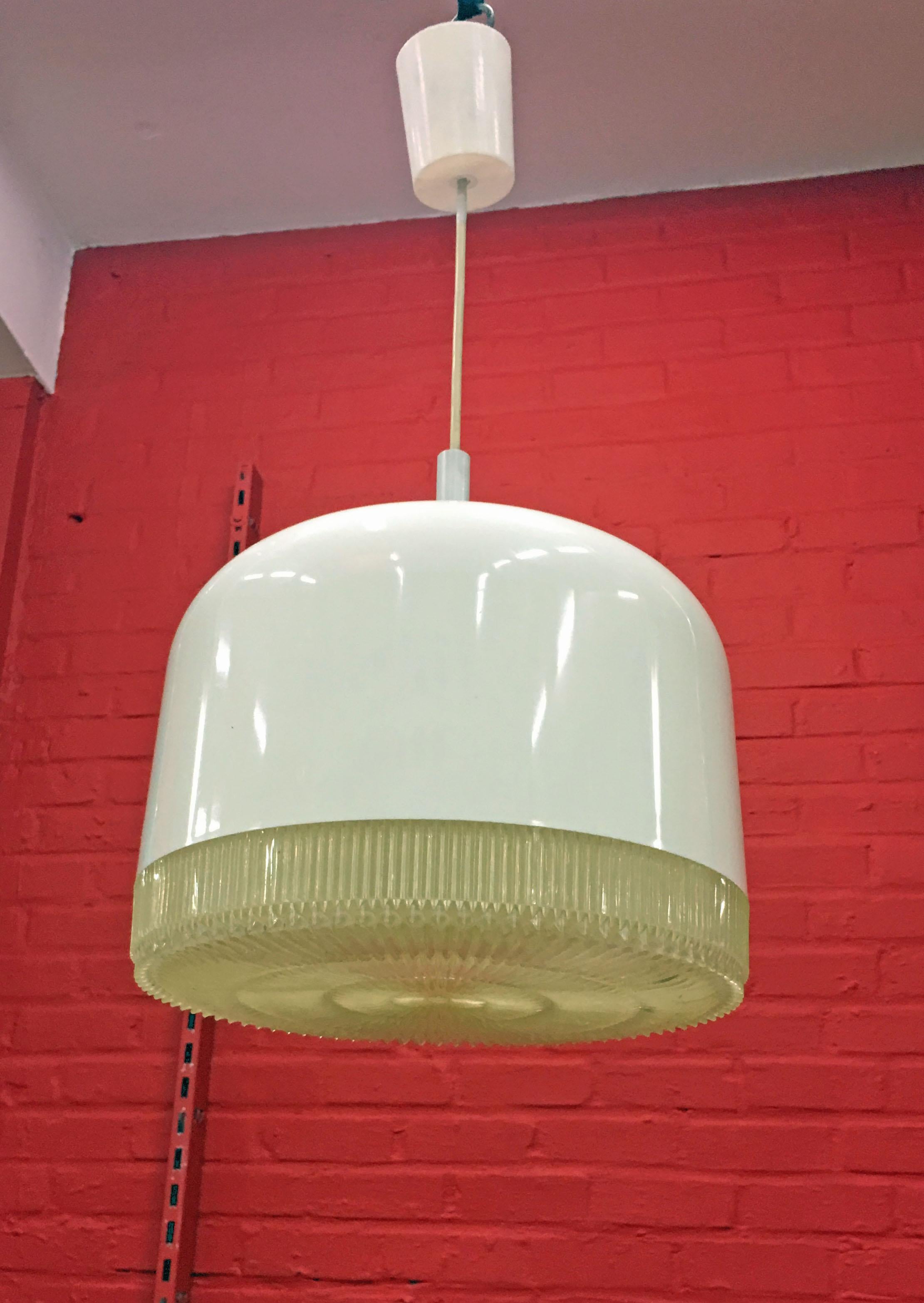 6 plastic pendant lights, circa 1970.
height of the lamp alone: 21 cm (9.45'')
the wire can easily be replaced to change the overall height