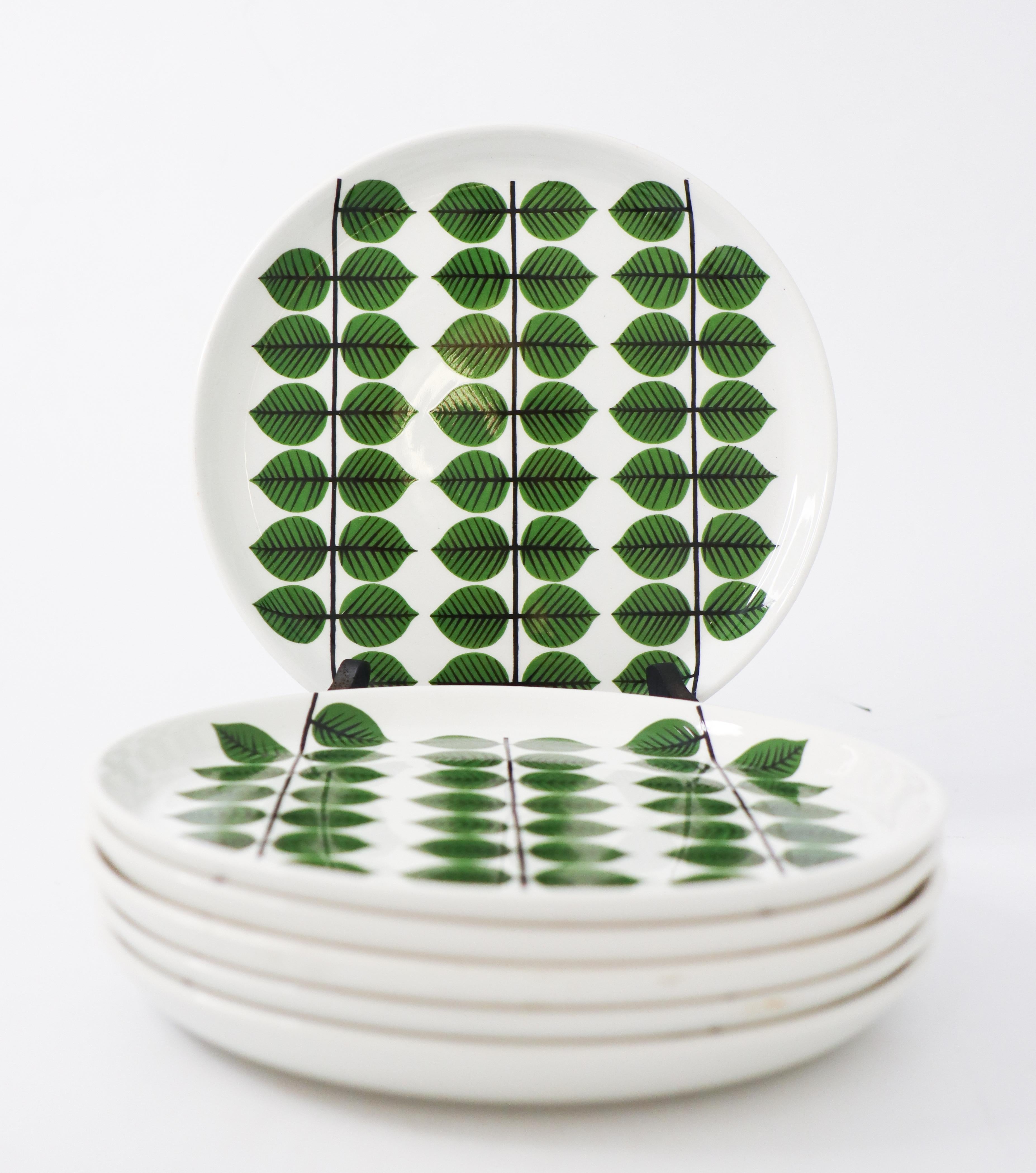 6 plates in porcelain in the very famous pattern Berså designed by Stig Lindberg at Gustavsberg. They are 18 cm in diameter. They are in very good condition, with some minor scratches in the glaze, they have some minor marks from the production.