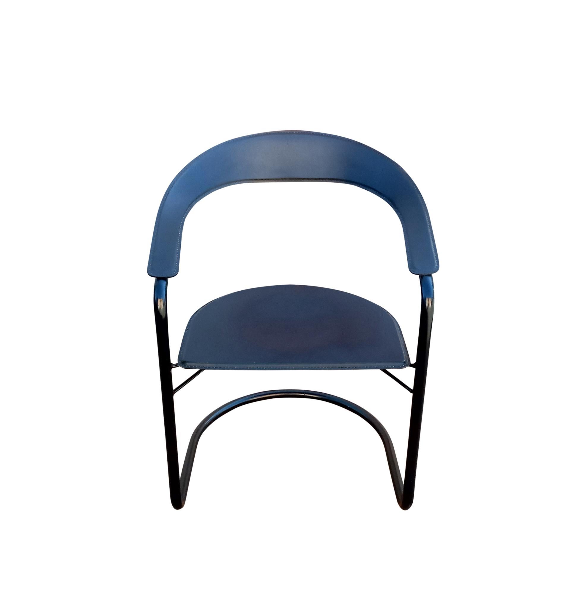 Vintage Post-Modern Satz von sechs (6) 'Canasta' Sesseln von Arrben aus Italien, in genähtem dickem Sattelleder auf emaillierten Stahlrohrrahmen montiert. Beachten Sie, wie die Sitze der Schwerkraft trotzen, da sie keine vertikalen Verbindungen zur