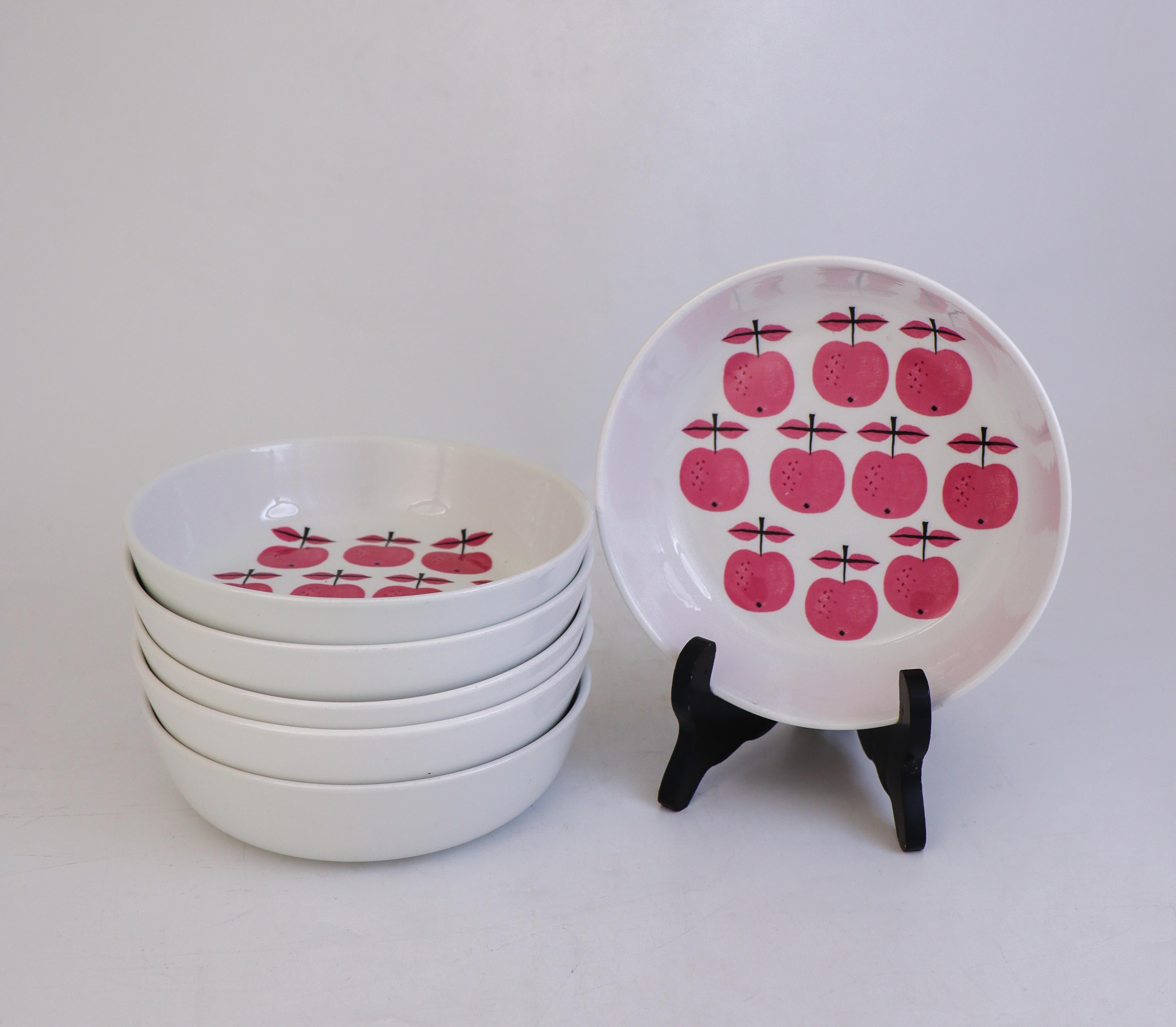 6 cuencos de desayuno del modelo Pall diseñados por Stig Lindberg en Gustavsberg en 1963, tienen 17 cm de diámetro. Están todos en perfecto estado excepto uno que tiene una marca negra de fabricación y otro con pequeñas manchas negras en el interior