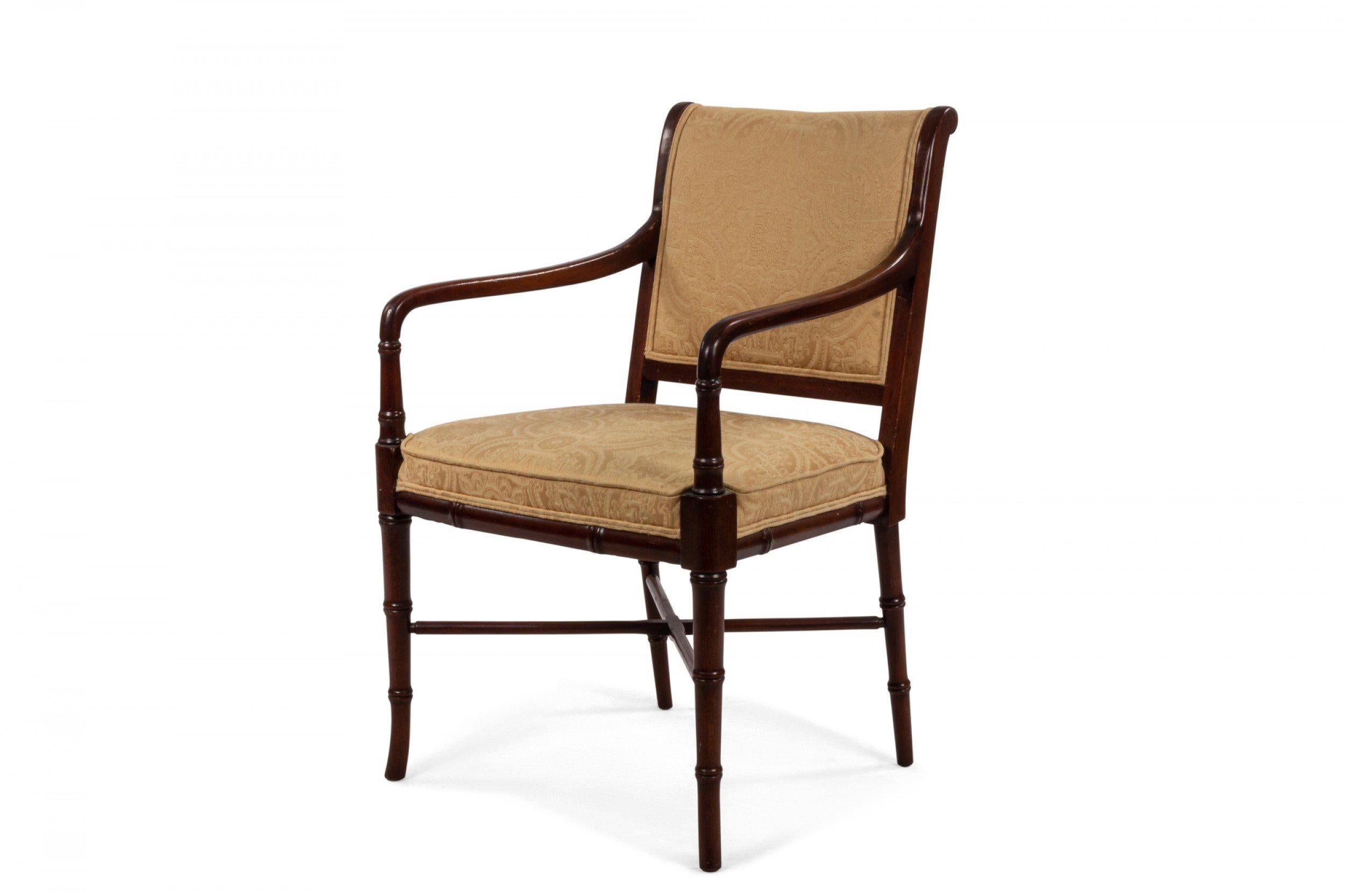 Satz von 6 mahagonifarbenen Sesseln im englischen Regency-Stil mit gelbem Damast gepolstertem Sitz und Rückenlehne, die auf gedrechselten Beinen aus Bambusimitat ruhen, die mit einer X-Bar-Strecke verbunden sind.