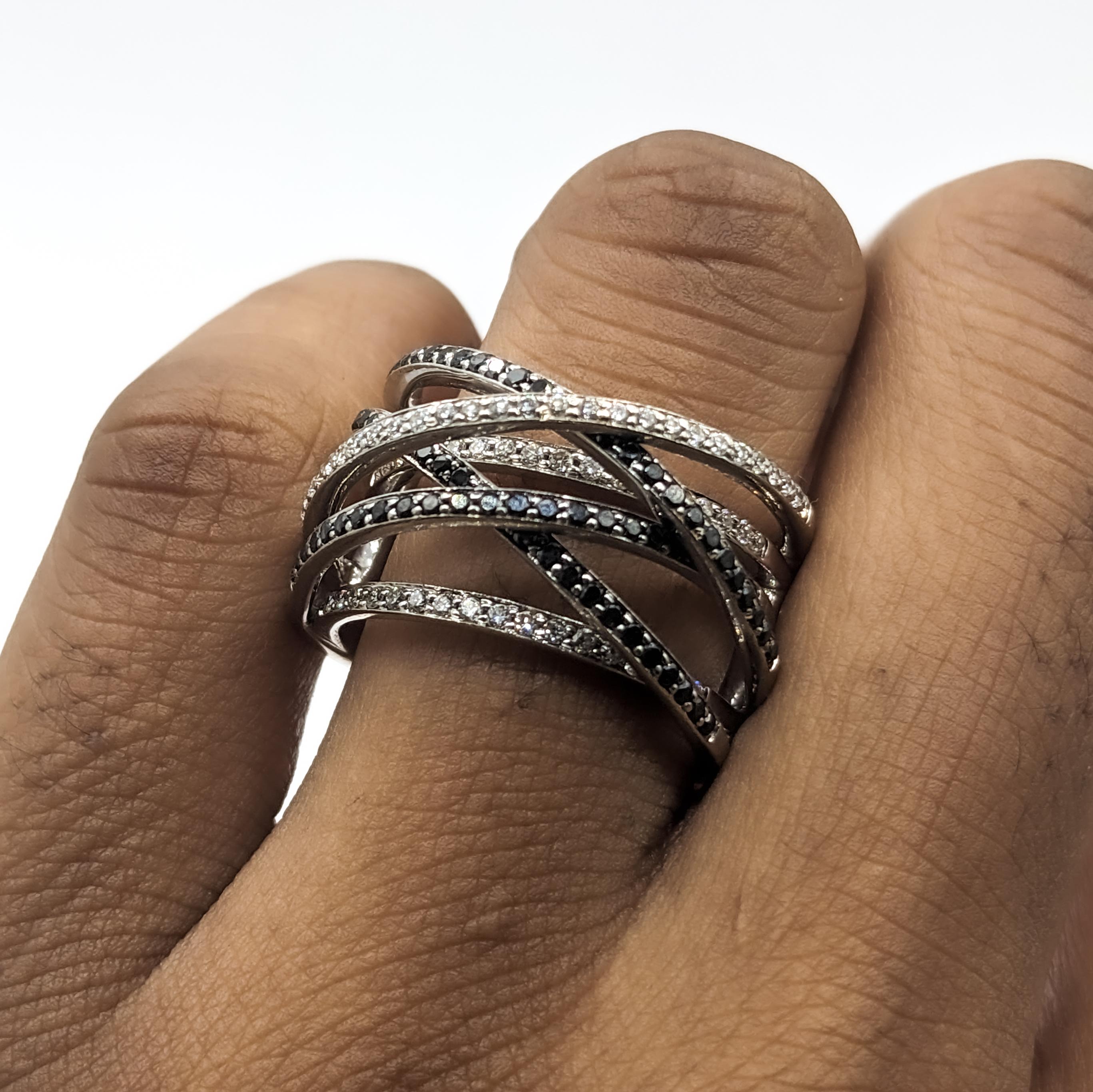 Taille ronde Bague croisée à 6 rangées de diamants noirs et blancs en or blanc  en vente