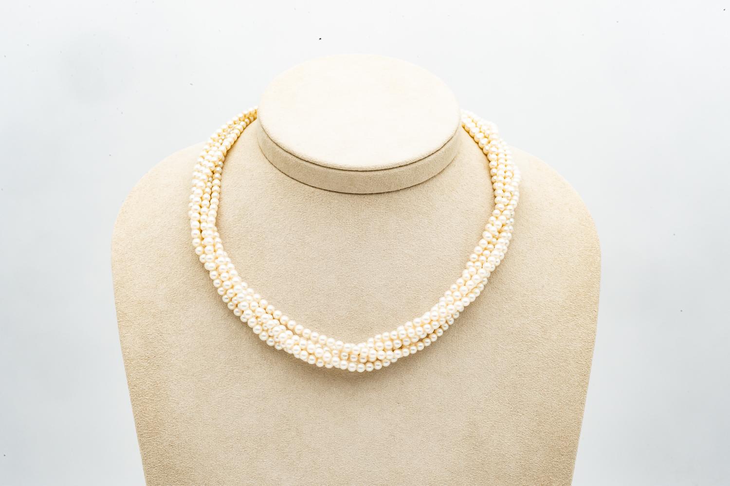 Découvrez cet élégant collier composé de 6 rangs de perles de culture torsadées, rehaussé d'un fermoir en or jaune et blanc 18k. Ce collier est une véritable œuvre d'art, alliant l'élégance classique des perles de culture à un design moderne et