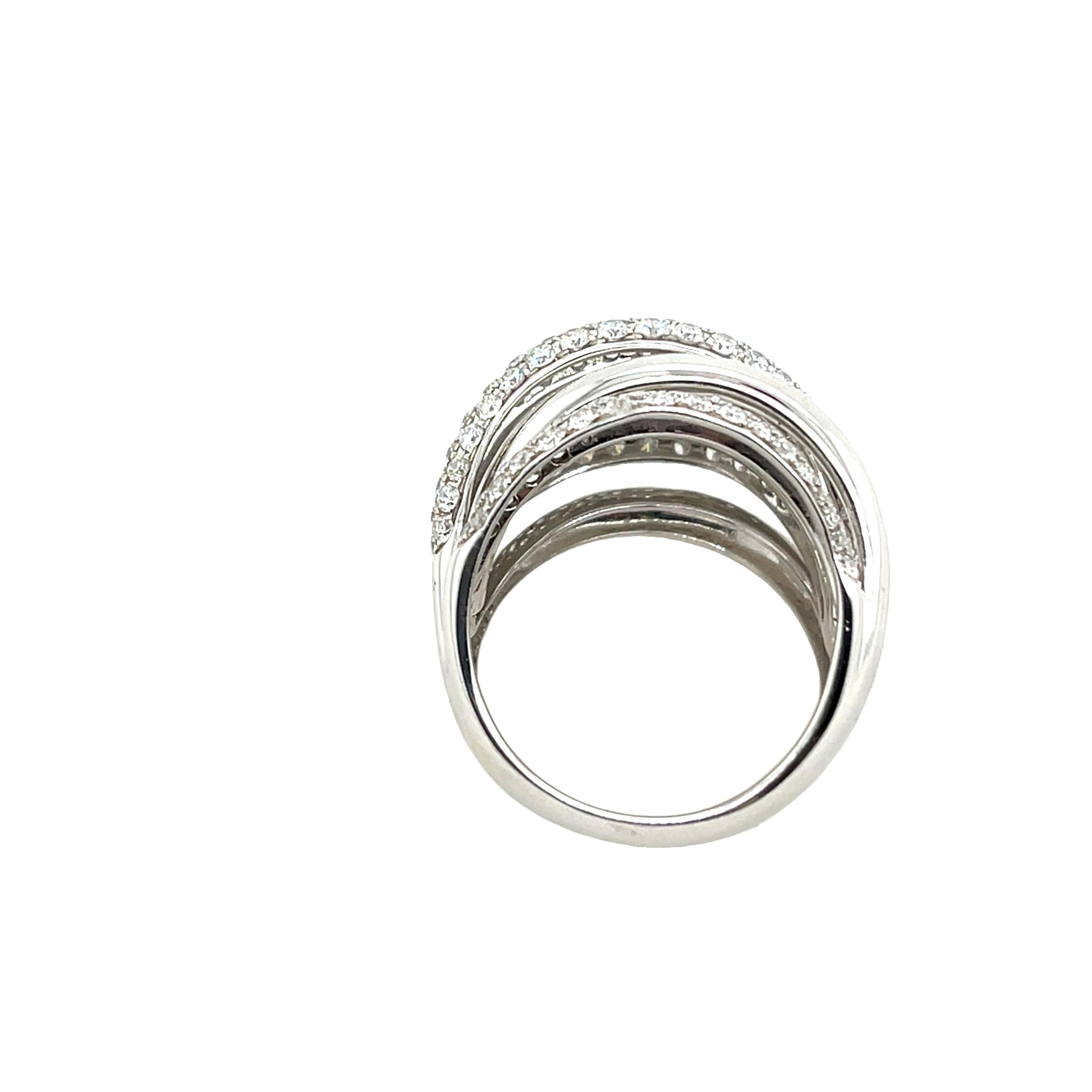 Uno squisito anello a turbante con 6 file di diamanti, splendidamente realizzato in oro bianco 18 ct e incastonato con 1,85 ct di diamanti naturali. 
Il design intricato crea una dichiarazione lussuosa ed elegante, con ogni diamante sapientemente