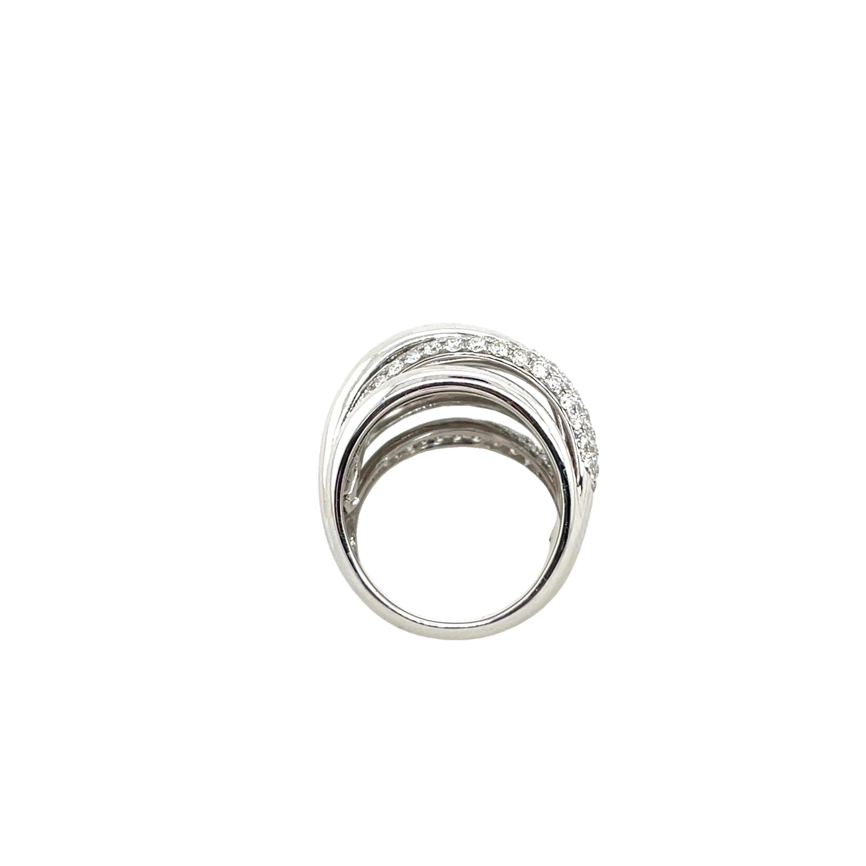 Taglio rotondo Anello a turbante con 6 file di diamanti, incastonato in oro bianco 18 ct con 1,85 ct di diamanti naturali in vendita