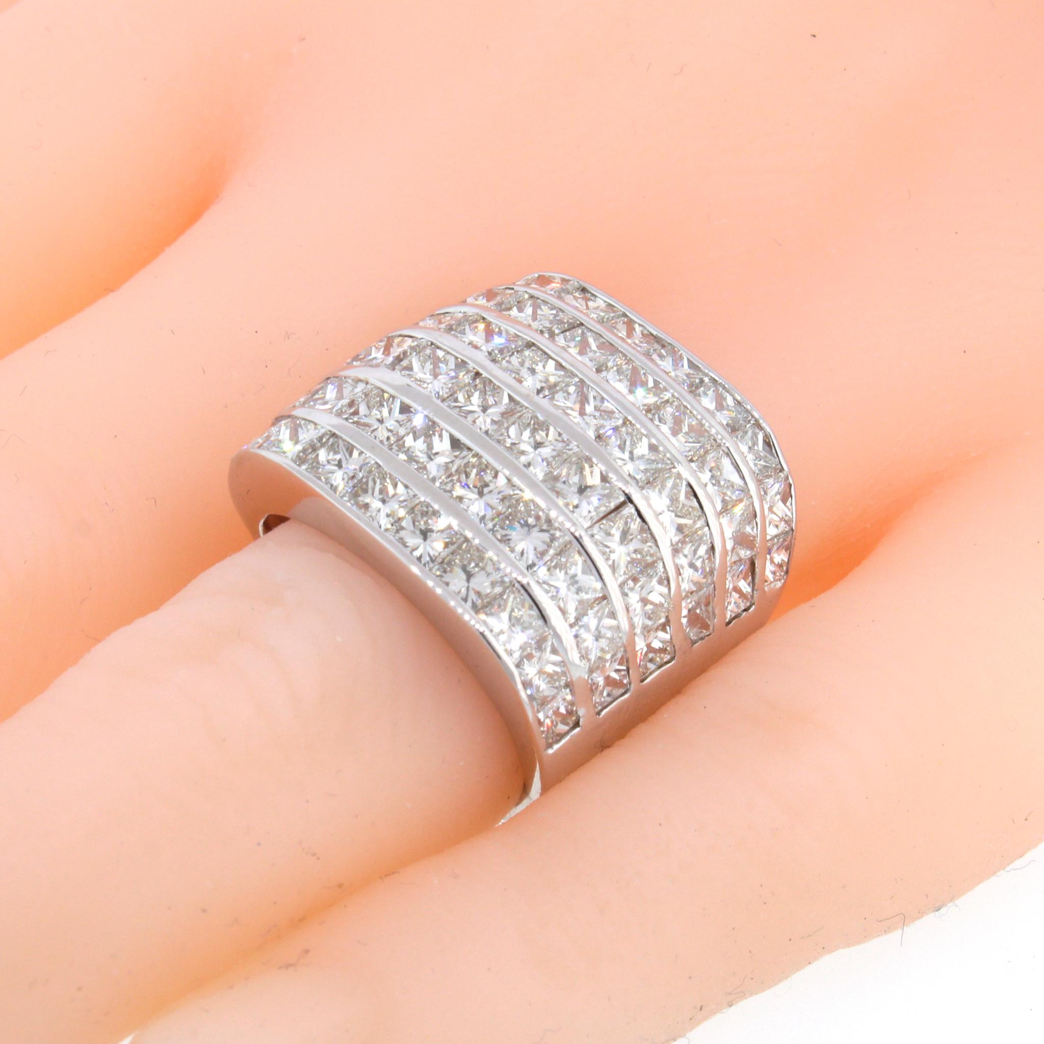 18 kt White Gold
Diamond: 6 ct twd (estimated)
Huge Diamond Look
Ring Size: 5
Total Weight: 15.9 grams