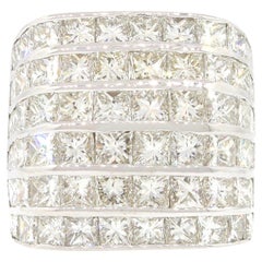 Anillo ancho de seis hileras de diamantes talla princesa