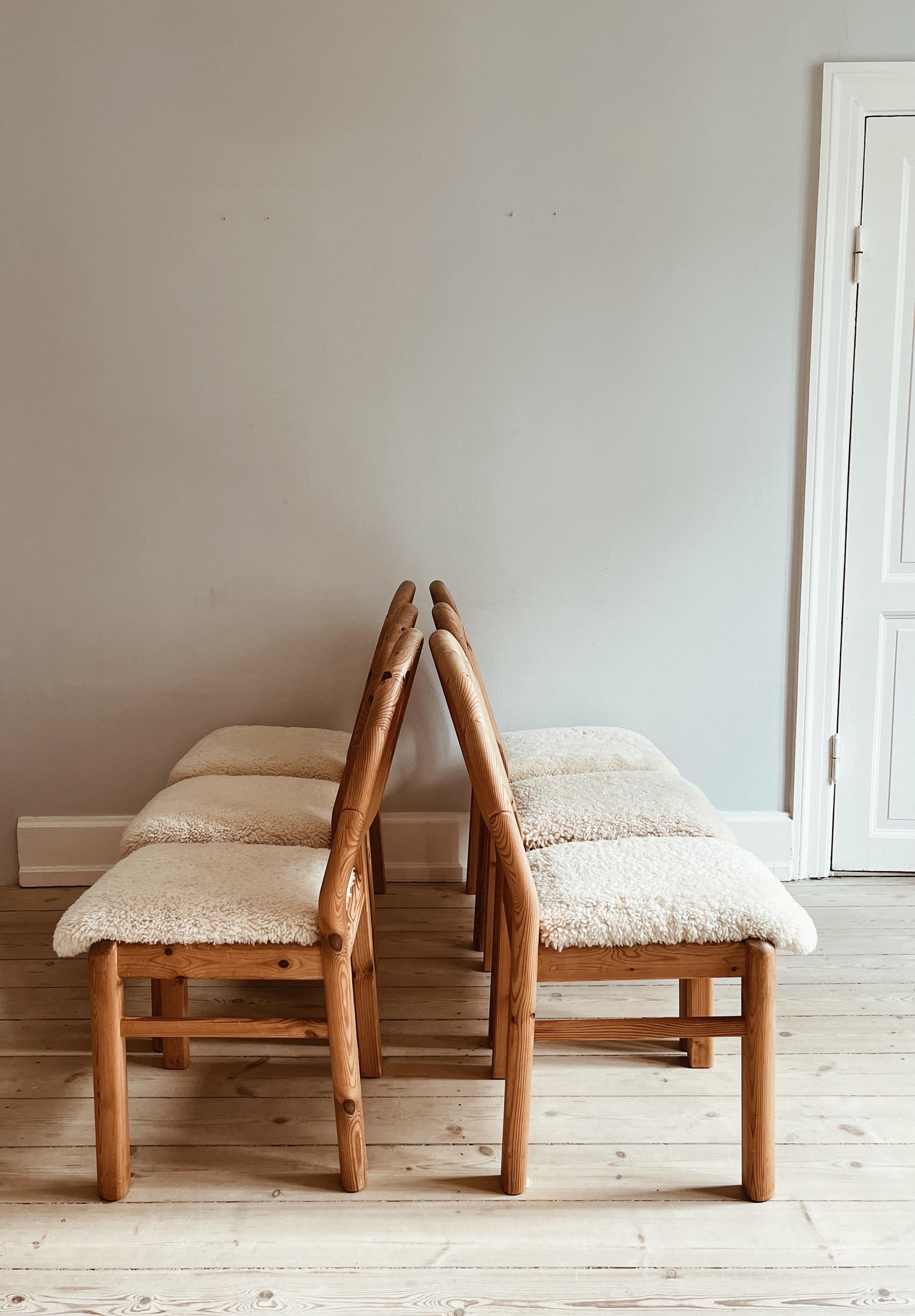 Reupholstered danish dining chairs from 1980s. In pine tree and reupholstered in white lamb wool. 

All chairs are in great condition and the seat color and texture matches the warm wood very well. 