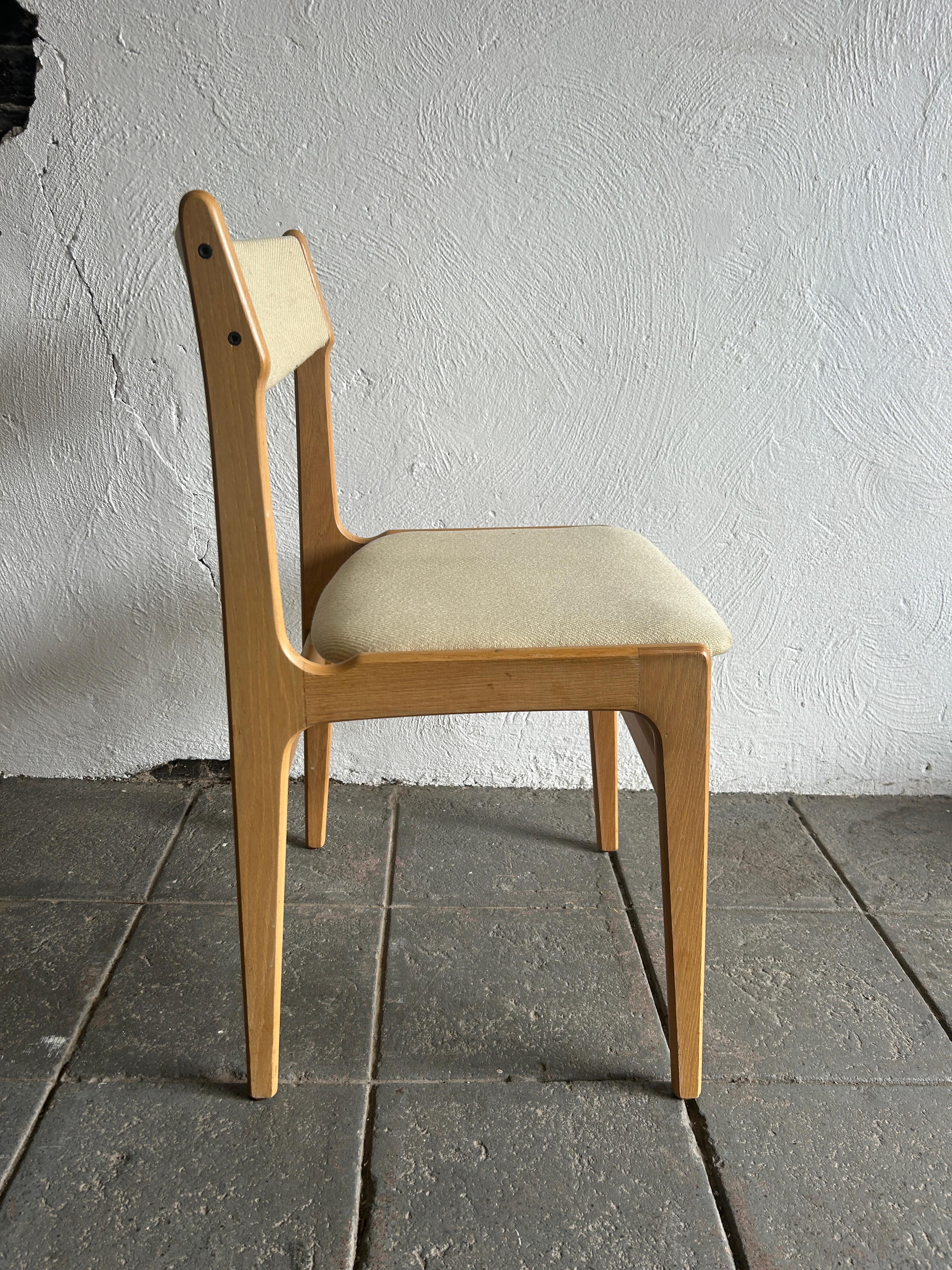 6 Scandinavian modern white oak dining chairs tan upholstery  In Good Condition For Sale In BROOKLYN, NY