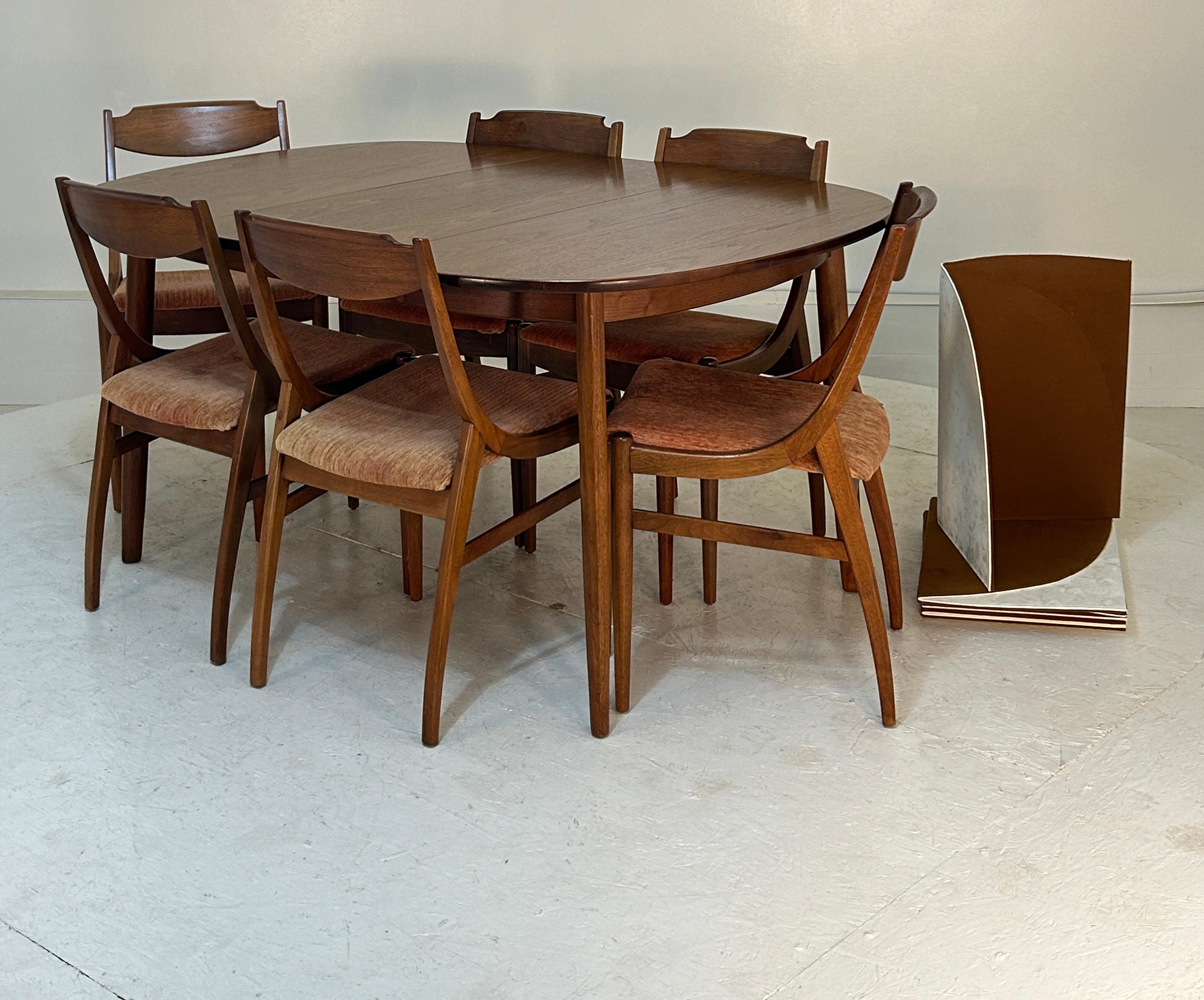 Sophisticated and elegant with curvaceous lines, the Parallel series by Barney Flagg for Drexel is renown for attention to details. This 6 seater is in very good condition. This table is 42