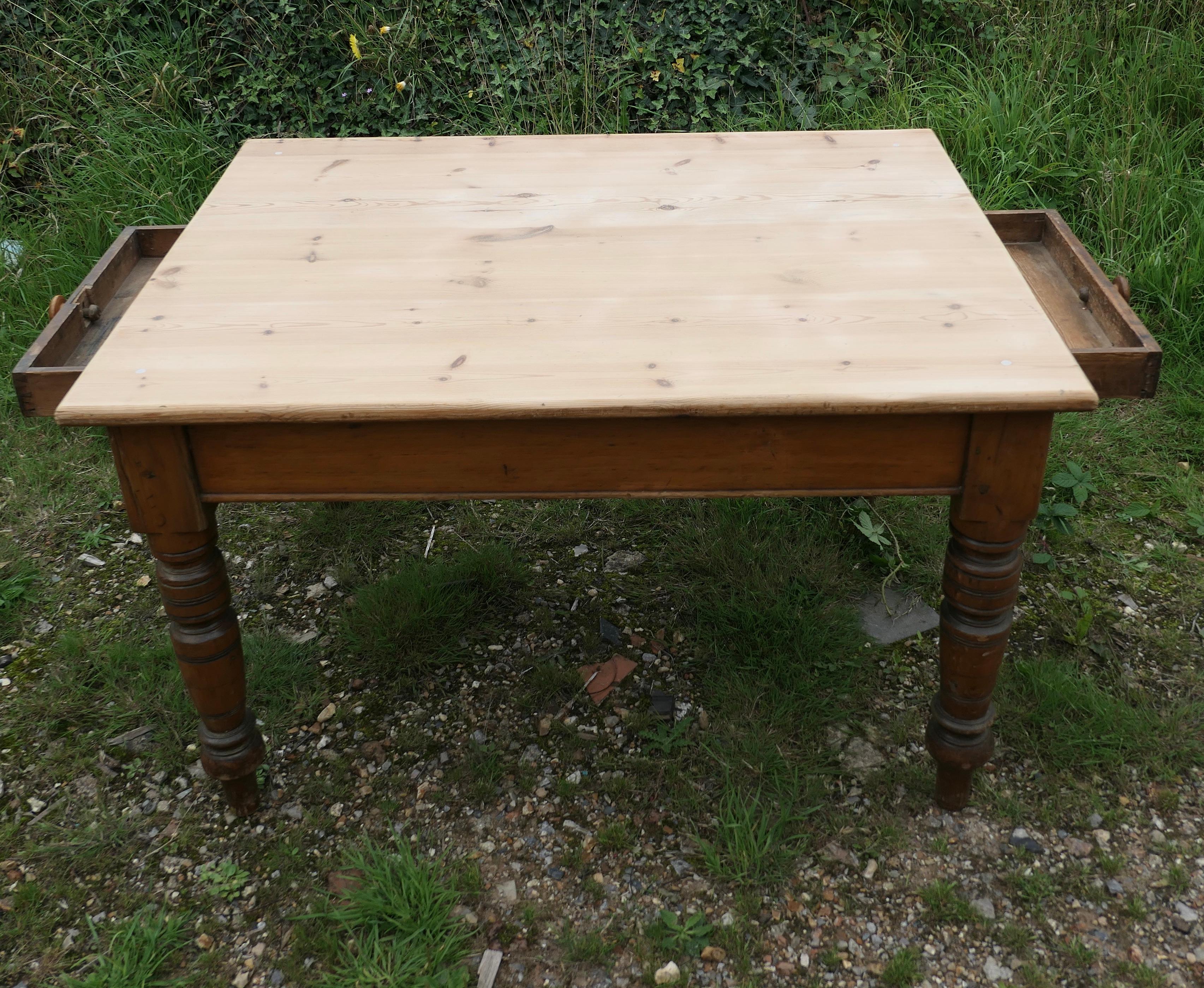 6-Sitzer Bauernhoftisch aus Kiefer    Dies ist ein guter rustikaler Bauernhaus-Tisch  im Zustand „Gut“ im Angebot in Chillerton, Isle of Wight