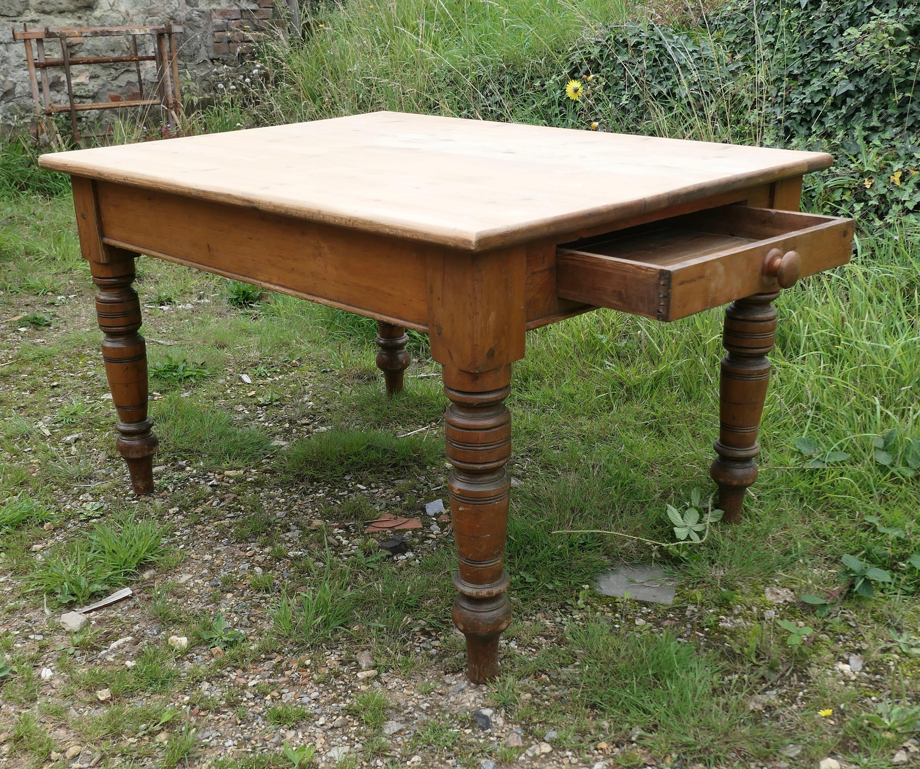 6 Seater Farmhouse Pine Table    This is a good Rustic Farmhouse table  In Good Condition For Sale In Chillerton, Isle of Wight
