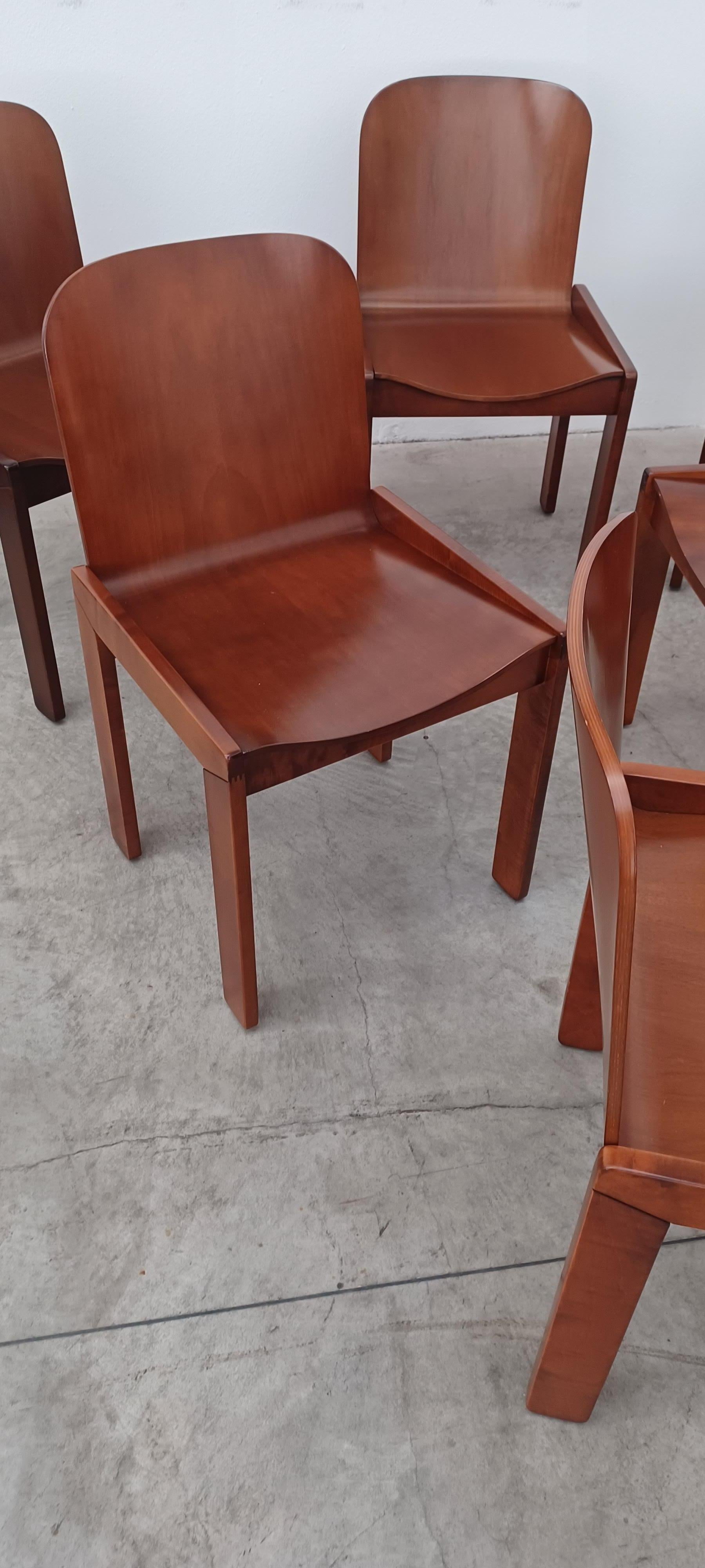 Ensemble de 6 chaises de salle à manger  production de Molteni dans les années 1970  en bois courbé et en noyer. 
Excellent état.  