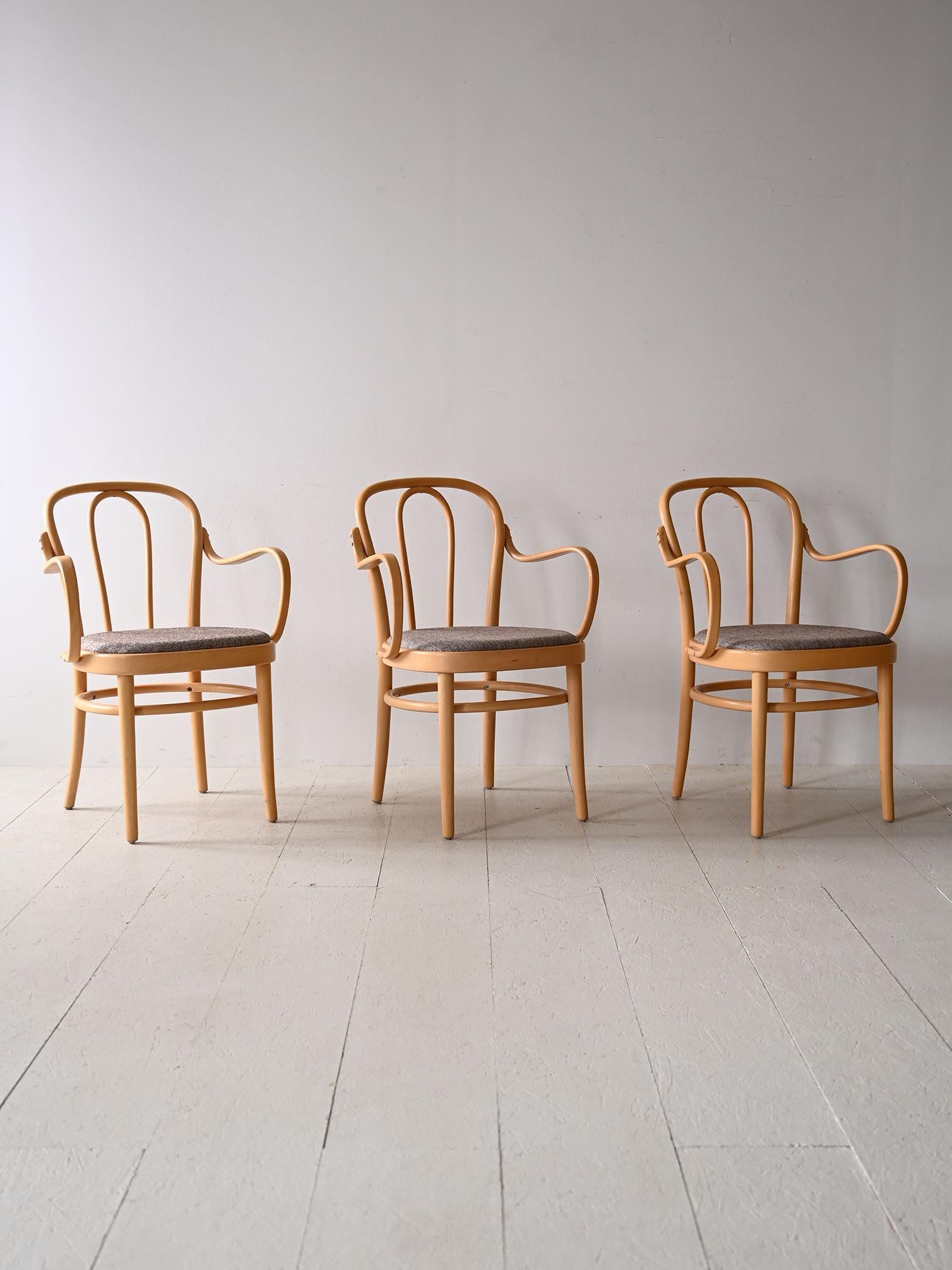 Set di sedie scandinave in legno con seduta imbottita.

Ces belles demeures vintage du fascino retrò présentent une structure en bois clair de faggio de forme morbide qui s'inspire du design organique de la tradition nordique.
La seduta imbottita