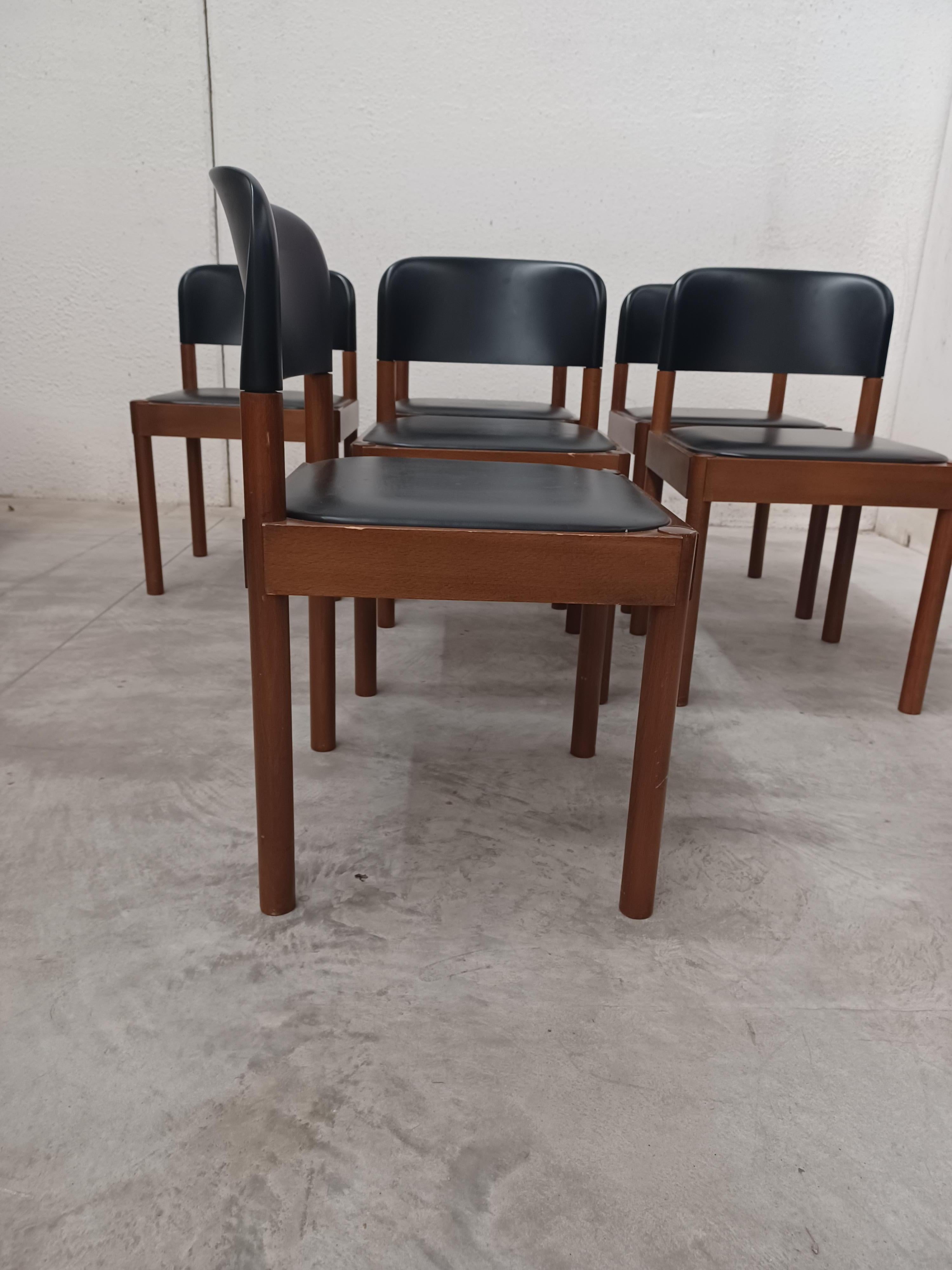 Set di 6 sedie serie Compasso design Piarotto. Sedia in legno di Faggio con sedute in ski. Lo schienale sagomato in legno e laccato nero rende molto confortevole l'utilizzo . In buone condizioni , portano marchino ' piarotto' sotto la seduta. 