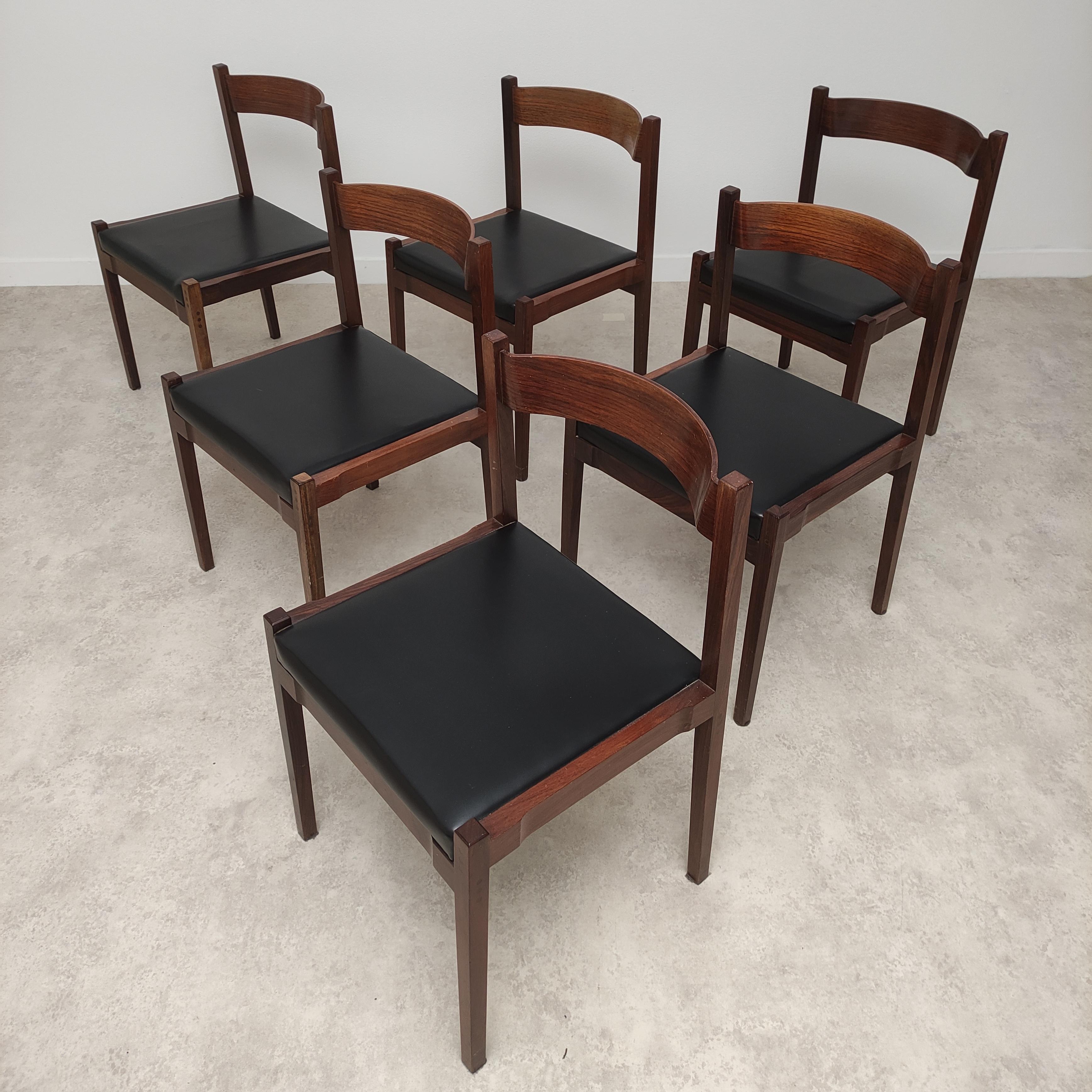 This Is a rare and elegant set of 6 Cassina mod.101 design in 1960 by Gianfranco Frattini.
This chair has a refined design Classic as italiano style but with Amazing details that came unique and gorgeous for your living Room.
This chair Is in
