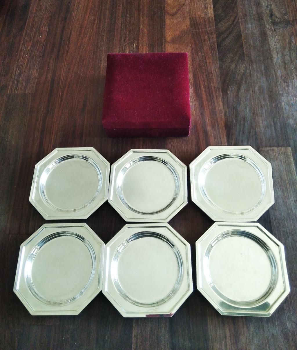 6 Silver or silver plated coasters with velvet case, midcentury

.
 It looks like they were never used

Nice pieces for your table.