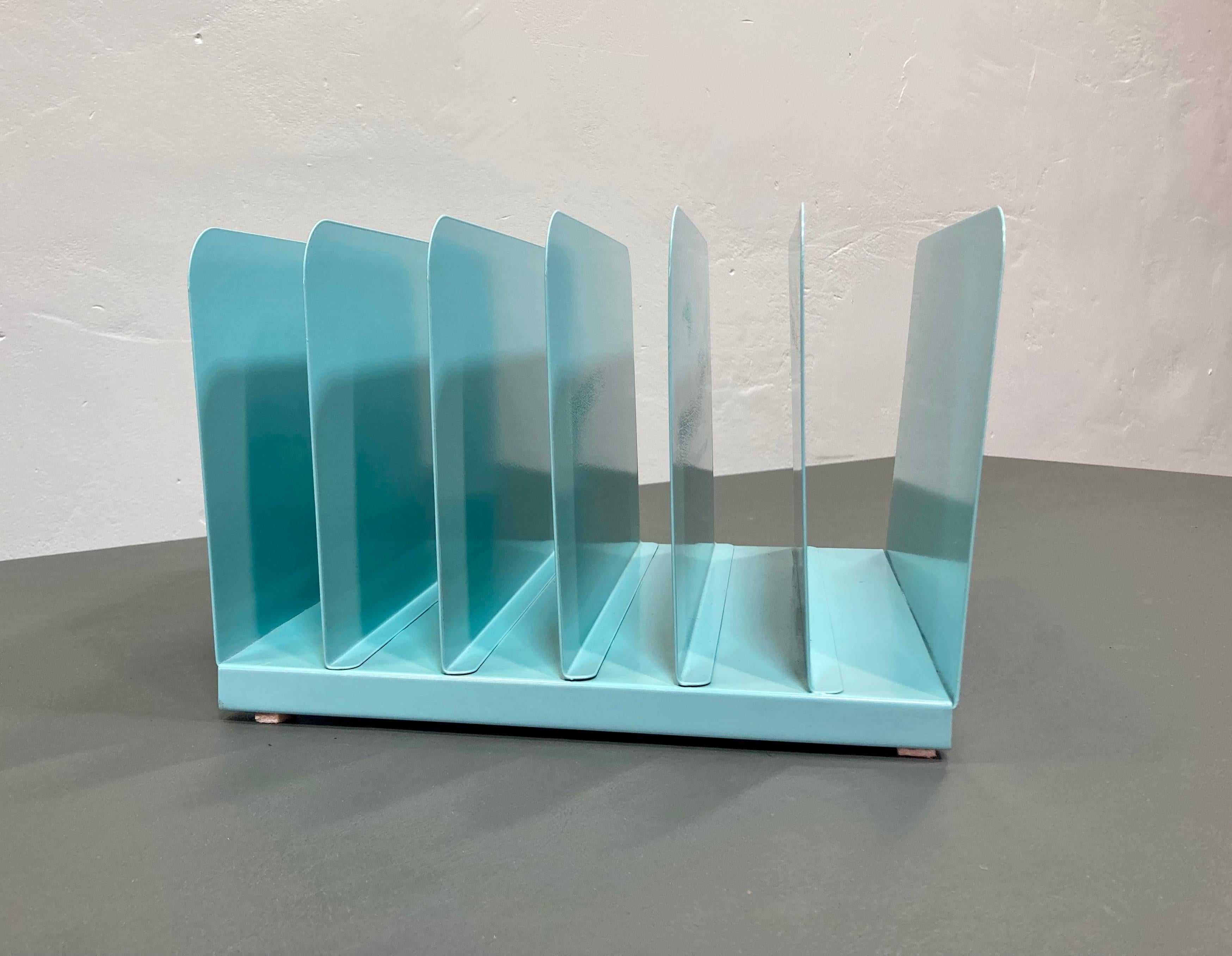 Sehr cooler Aktenordner/Magazinständer aus den 1960er Jahren. Vintage-Stahl mit glänzender aquablauer (6034) Pulverbeschichtung. Fantastischer Retro-Stil mit geschwungenem Sockel. Sechs Fächer, ideal, um alle wichtigen Papiere an einem Ort