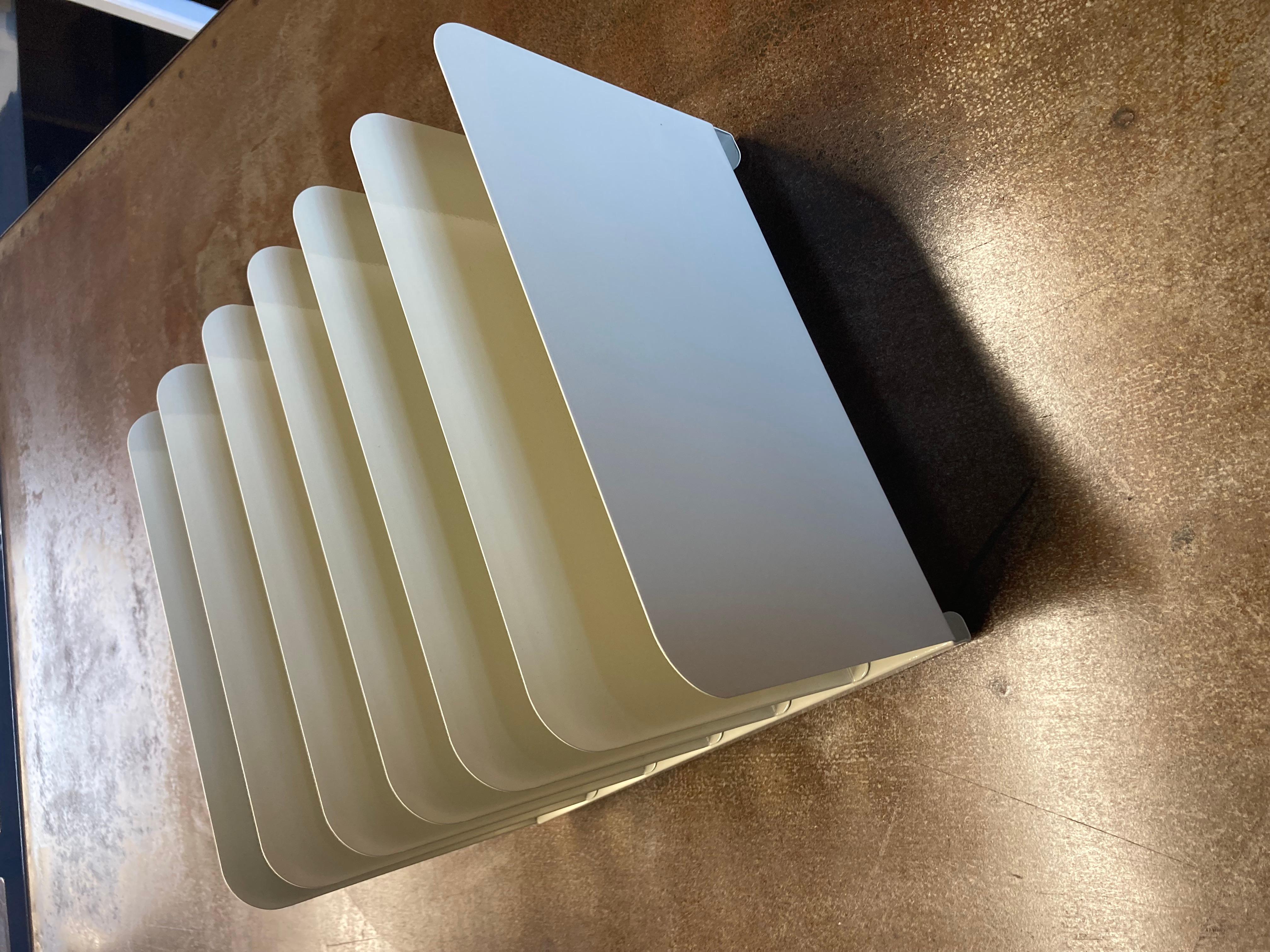 Sehr cooler Aktenordner/Magazinständer aus den 1960er Jahren. Vintage-Stahl mit glänzend cremeweißer (WH 12) Pulverbeschichtung neu lackiert. Fantastischer Retro-Stil mit geschwungenem Sockel. Sechs Fächer, ideal, um alle wichtigen Papiere an einem