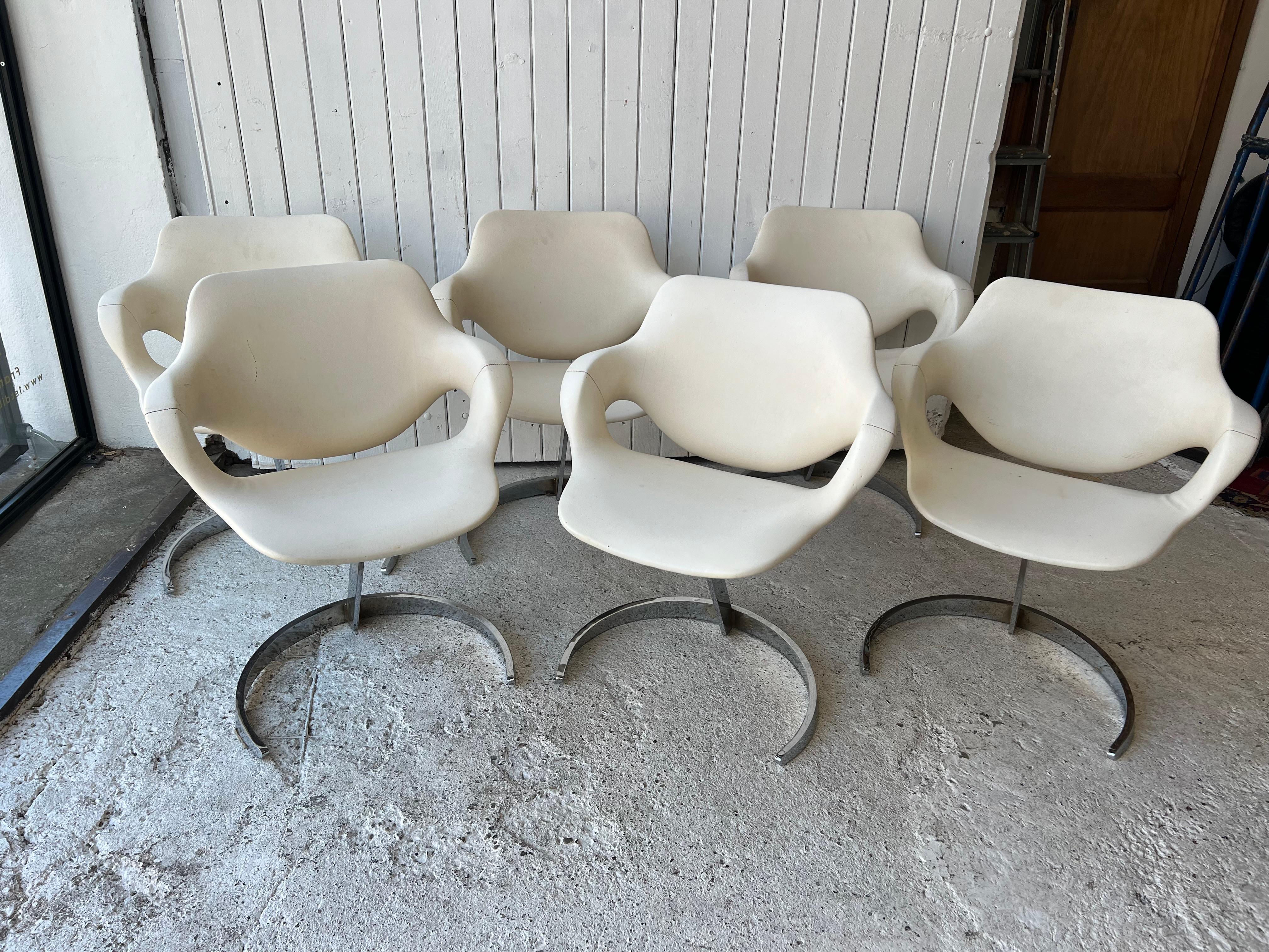 6 chaises de salle à manger Boris Tabacoof Scimitar par MMM , France 1960/70
Tabacoff est connu pour ses pièces d'aspect futuriste des années 1960.

Le siège est typiquement d'origine en skaï blanc des années 1970.

Le bon choix est d'acheter des