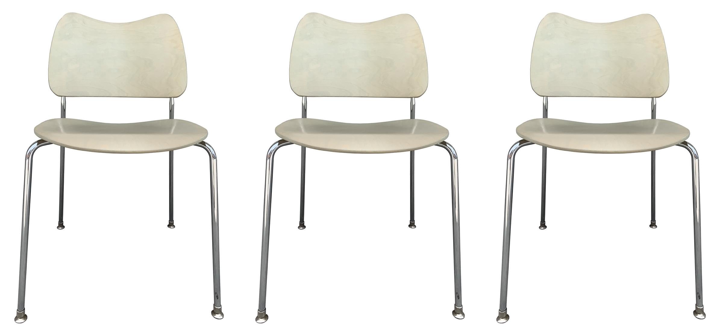 Nice set of 6 stacking chairs designed and manufactured in Sweden by Lammhults Mobel AB, made in May 2005. The chairs can be used as dining chairs, office or any seating. Good condition, some marks on the seats due to use and oxidation to metal.