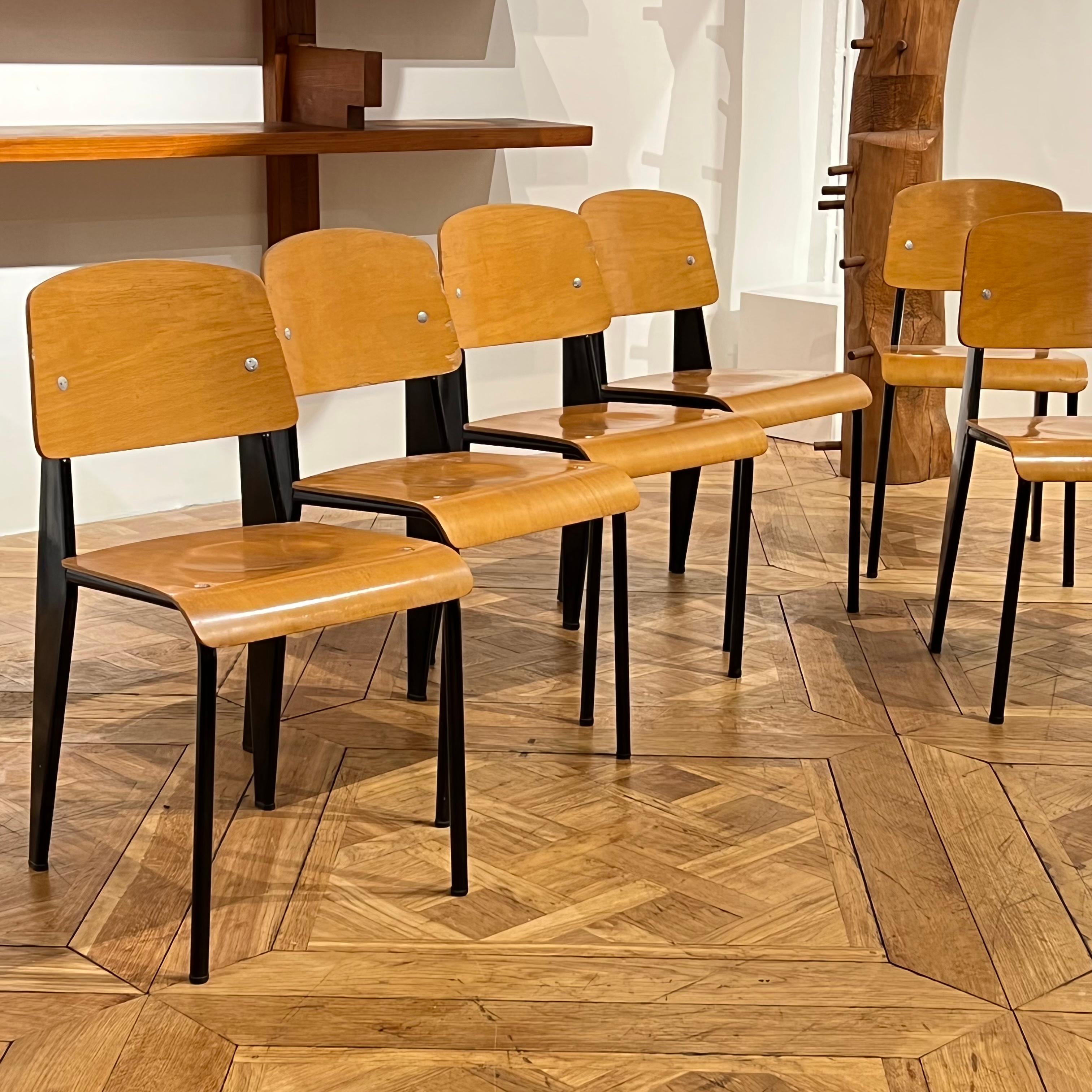 Un très bel ensemble de 6 chaises standard de Jean Prouvé.

Très bon état, 
provenant de la Collectional de l'appartement de Peter Lindbergh à Paris. 

Pièces originales des années 1950.

